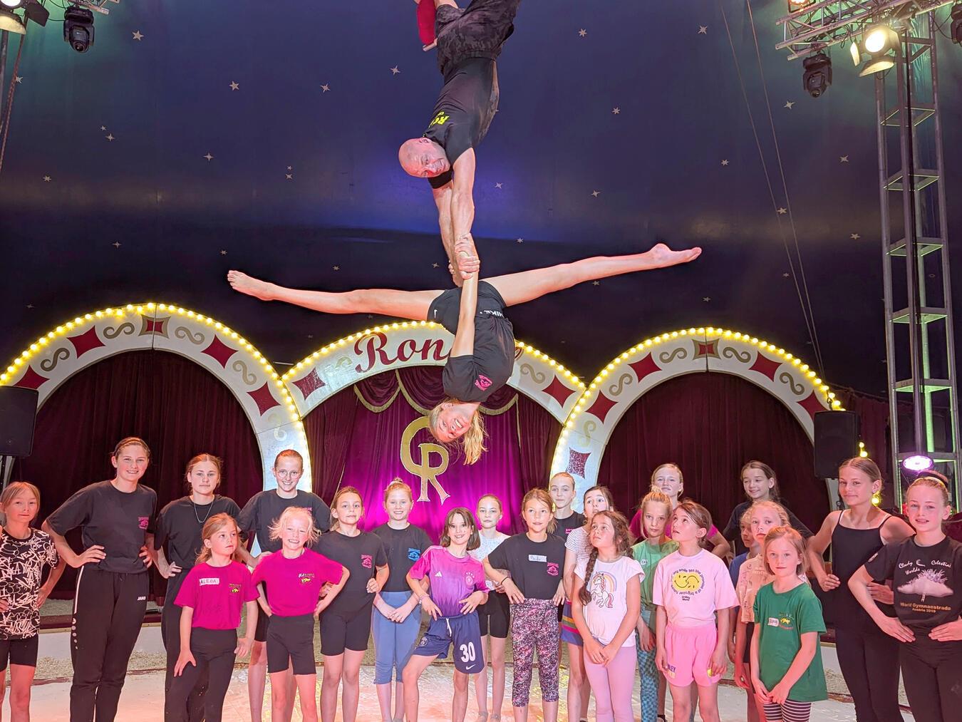 Die Trapez-Mädels des diesjährigen Ferienzirkus Rondel. Am Trapez: Betriebsleiter René Ortmann und Nachwuchs-Artistin Lilly. NN-Foto: J.Kurschatke