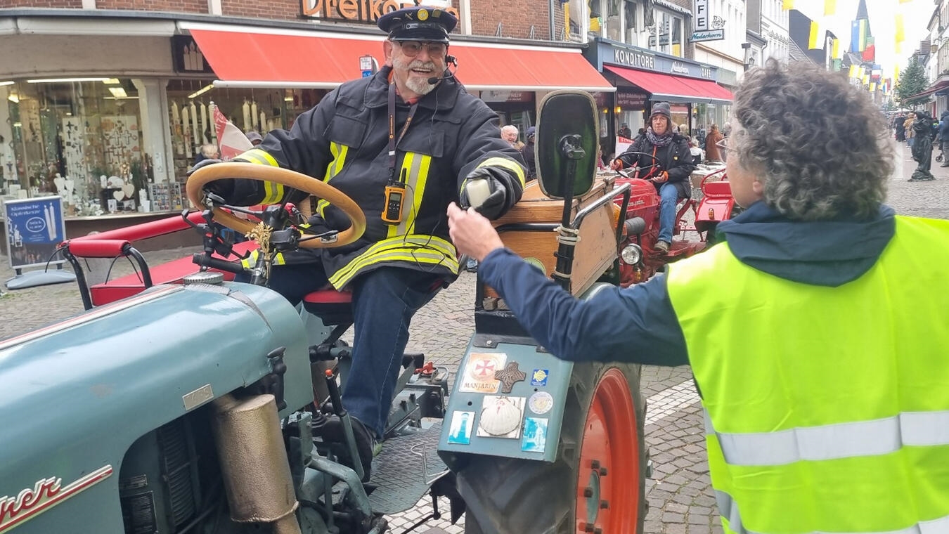 "Trecker Wallfahrt nach Kevelaer, Bistum Münster, Pilgerfahrt, landwirtschaftliche Fahrzeuge, religiöse Tradition"