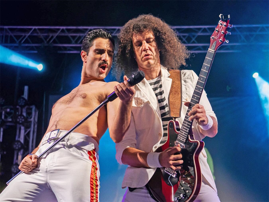 Die Tribute-Band „Break Free“ gastiert am Samstag, 12. September, mit ihrer Freddie-Mercury-Show im Olivenhof der Burg Bocholt. Foto: Break Free