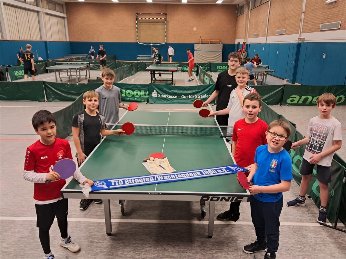 Die TTC-Trainingsgruppe, die schon eine U 15-Mannschaft bildet: Oscar Balser (vorne links) sowie Jakob Kilian, Florian Böhnke, Trainer-Assistent Jure Slooten, Jannis Böhme, Arne Teeuwen, Tymon Kolaczynski und Benedikt Kilian.Foto: privat