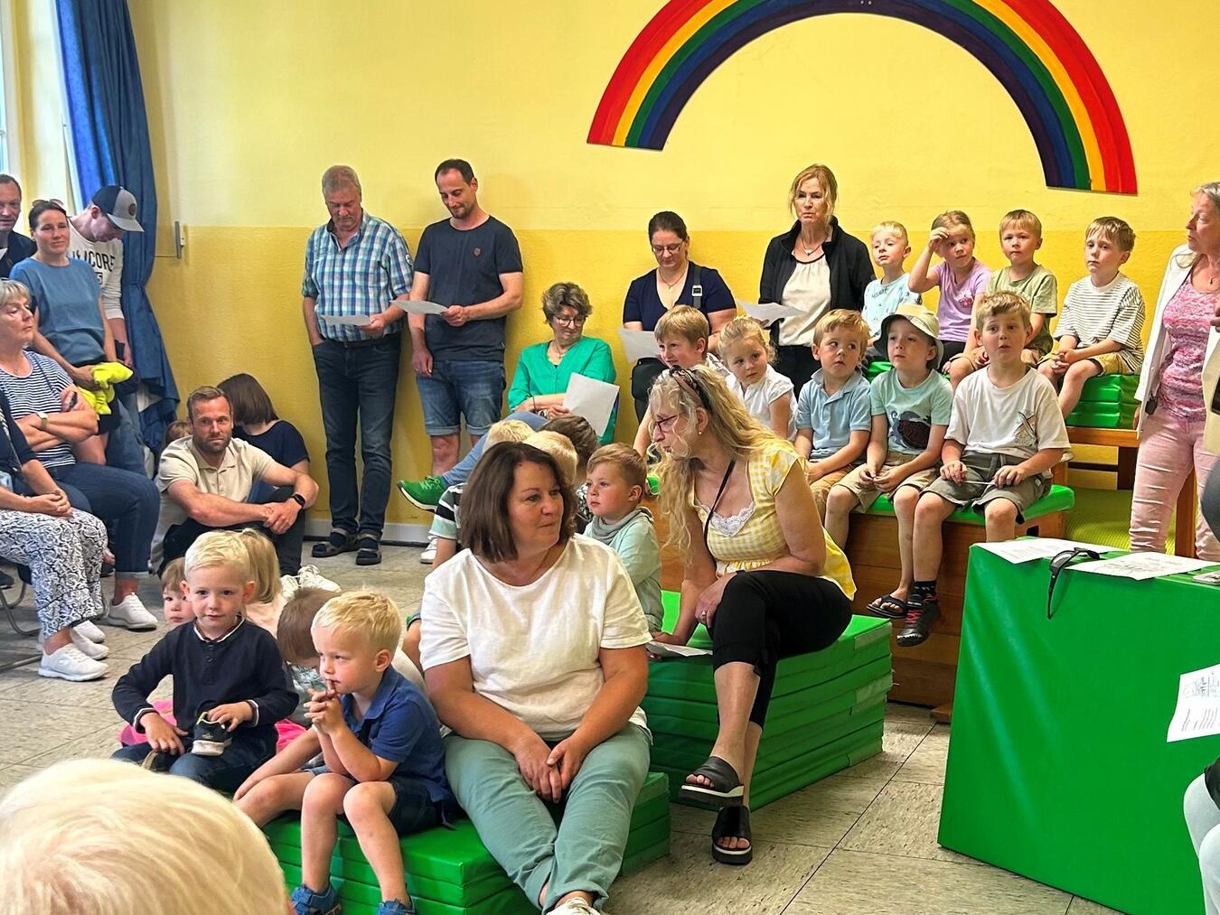 Die Turnhalle des St. Theresien Kindergartens Bienen war überfüllt, als die Kinder am Sonntag ihren eigenen Song zum ersten Mal präsentierten. Foto: Kindergarten St. Theresien