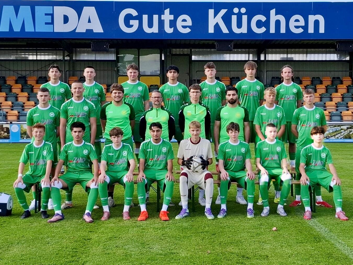Die U16-Fußballmannschaft des SV Straelen bedankt sich für die Trikotspende. Foto: privat