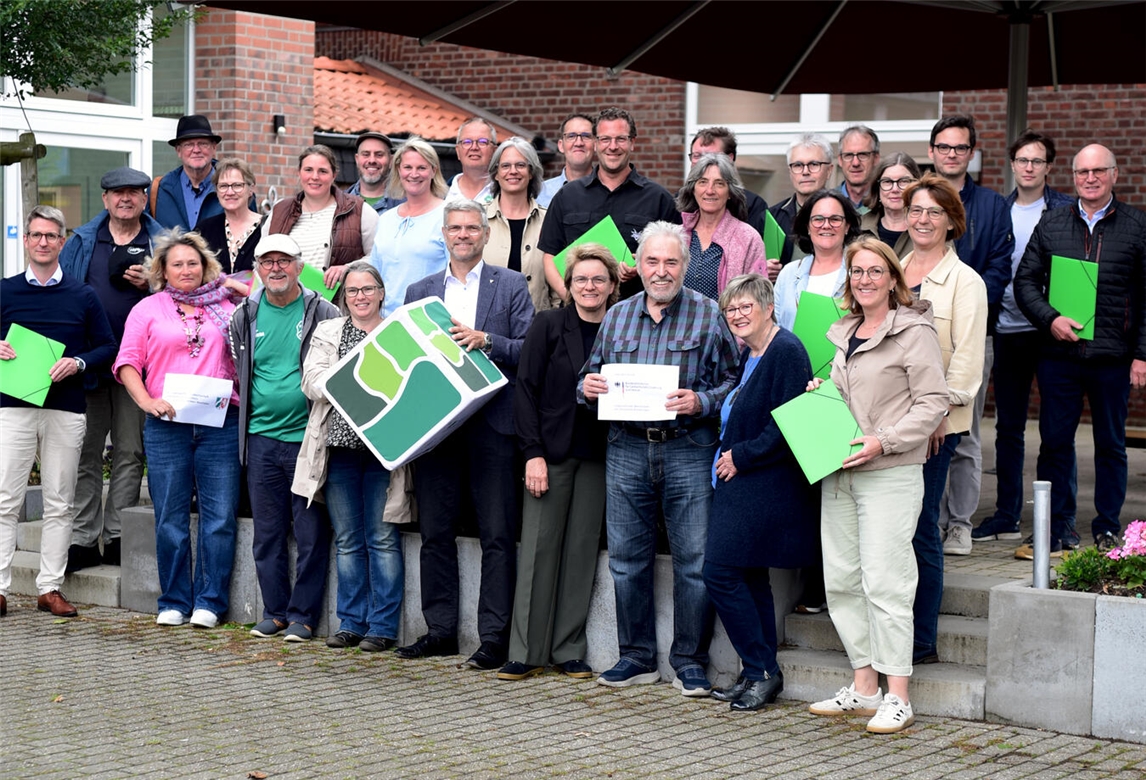 "Übergabe Bewilligungen, Projektträger in Alter Schule Lüllingen, Foto von Lei.La"
