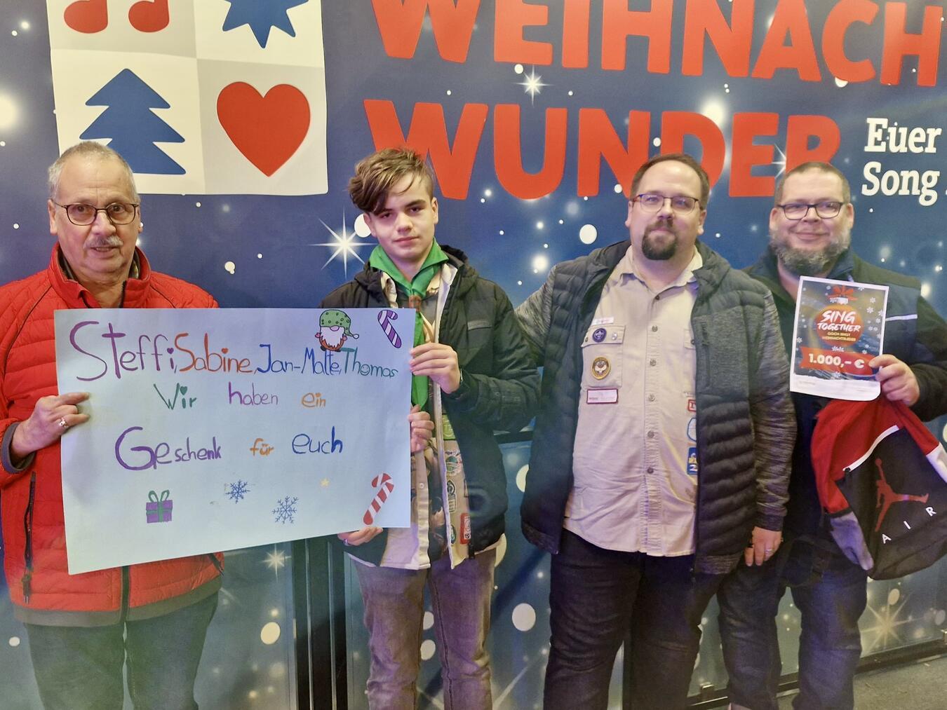 Die Übergabe der Spende am Glashaus in Paderborn.