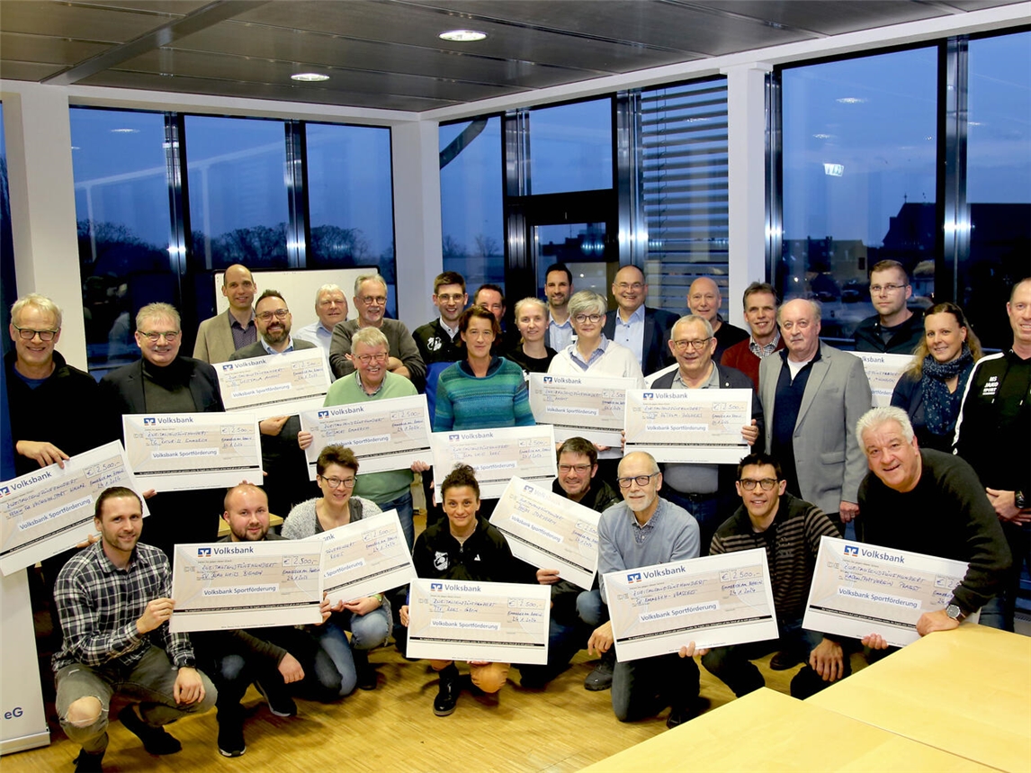 Die Übergabe der Spenden fand in den Räumen der Volksbank statt. Foto: privat