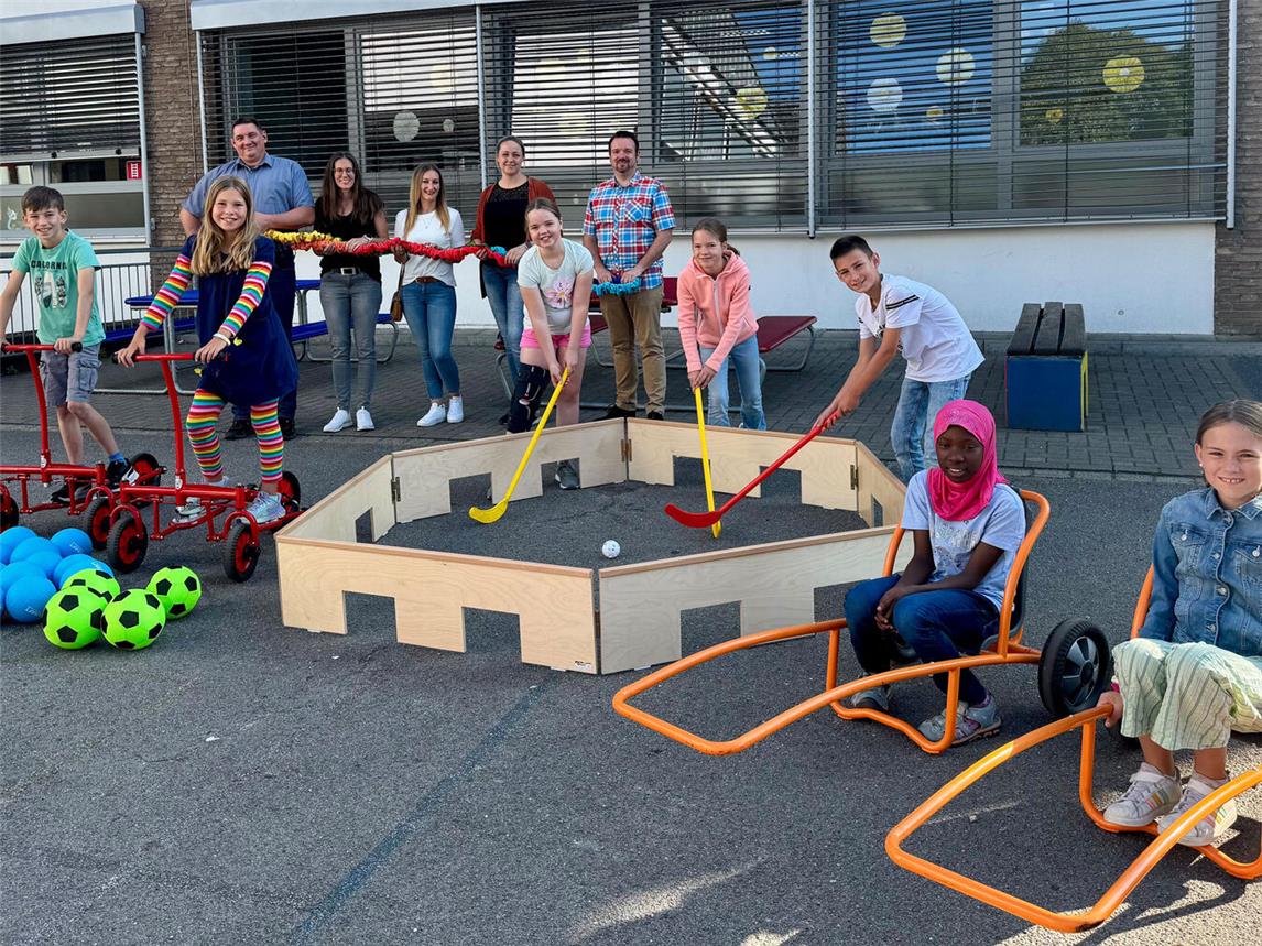Die Übergabe nahmen die Vorstandsmitglieder Simone Klein, Anna-Carina Haverkamp, Saskia Ernsing und Thomas Kindermann (hinten v. l.) vor. Foto: Ulrike Bode