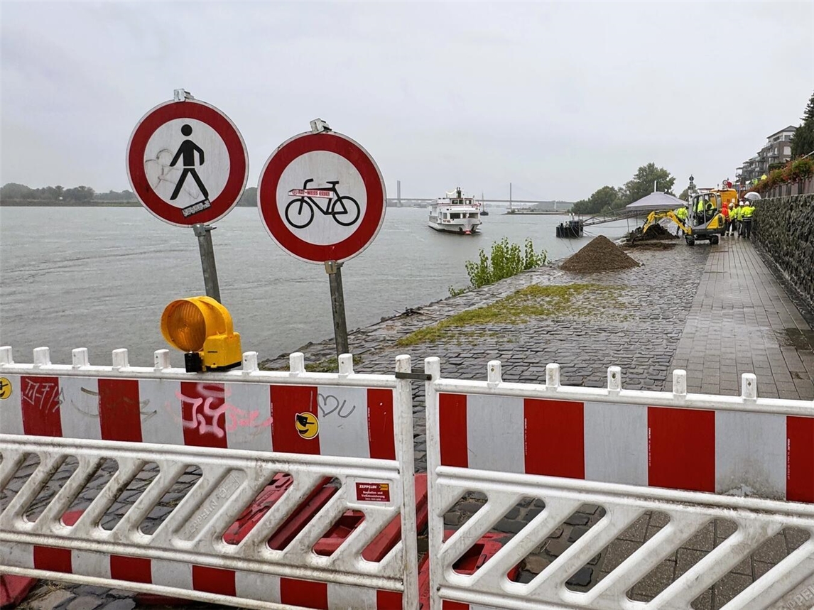 Die Übergangsbrücke zum Rheinsteiger in Rees wird durch eine längere ersetzt. Dafür ist ein Abschnitt der unteren Ebene der Rheinpromenade aktuell gesperrt. Foto: Stadt Rees