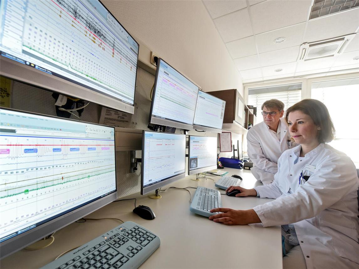 Die Überwachungsmonitore immer im Blick: Chefarzt Dr. Andreas Klimkiewicz und die verantwortliche Oberärztin Dr. Wiebke Dohrn freuen sich über die bestandene Qualitätsprüfung: . Foto: mvo