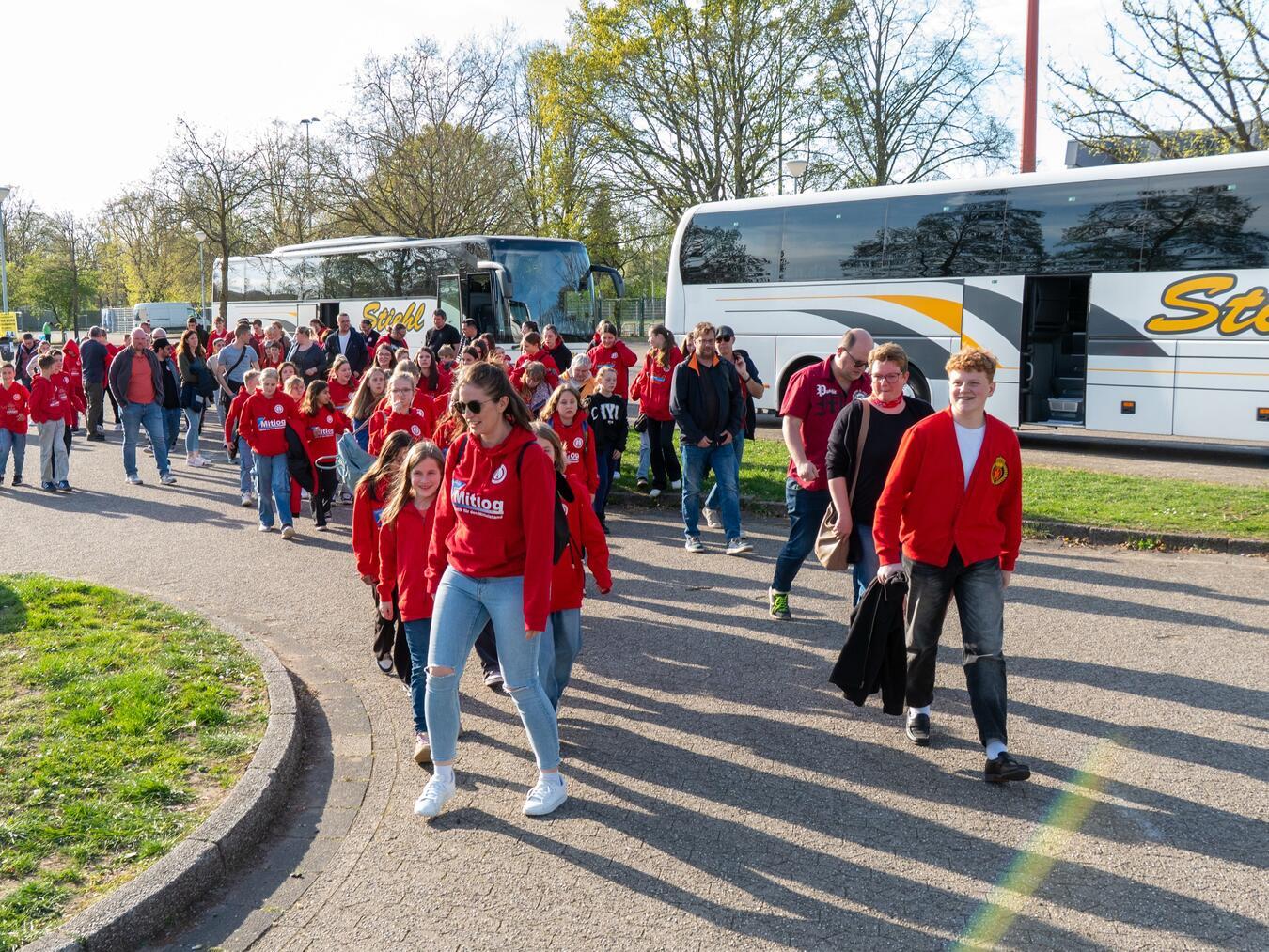 Die Uedemer erlebten in Krefeld einen unvergesslichen Handballabend auf Bundesliga-Niveau und „färbten“ die Tribüne mit ihren Vereinsfarben rot-weiß ein. Foto: privat
