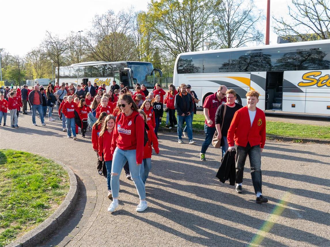 Die Uedemer erlebten in Krefeld einen unvergesslichen Handballabend auf Bundesliga-Niveau und „färbten“ die Tribüne mit ihren Vereinsfarben rot-weiß ein. Foto: privat