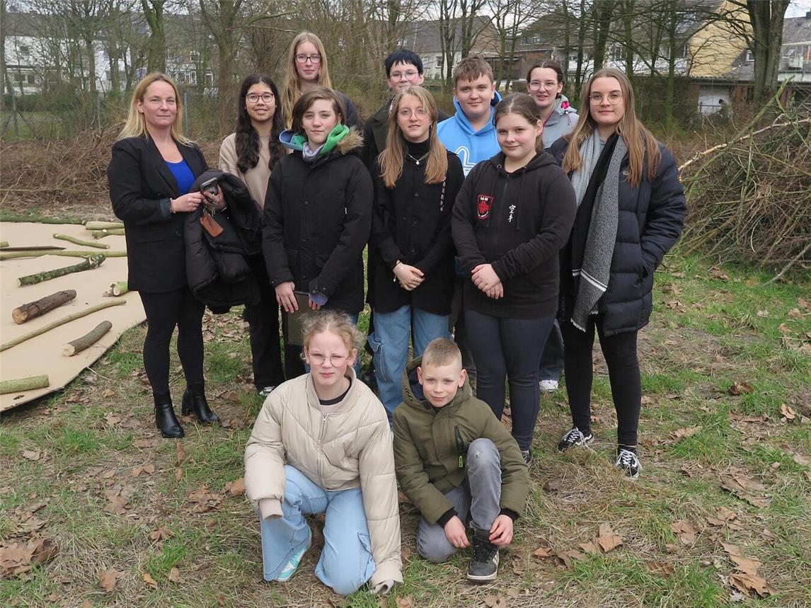 Die Umwelt-AG des Willibrord-Gymnasiums mit Leiterin Melanie Fischer (li.) und Emmerichs Klimaschutzmanagerin Celine Breuer (re.). Foto: Stadt Emmerich