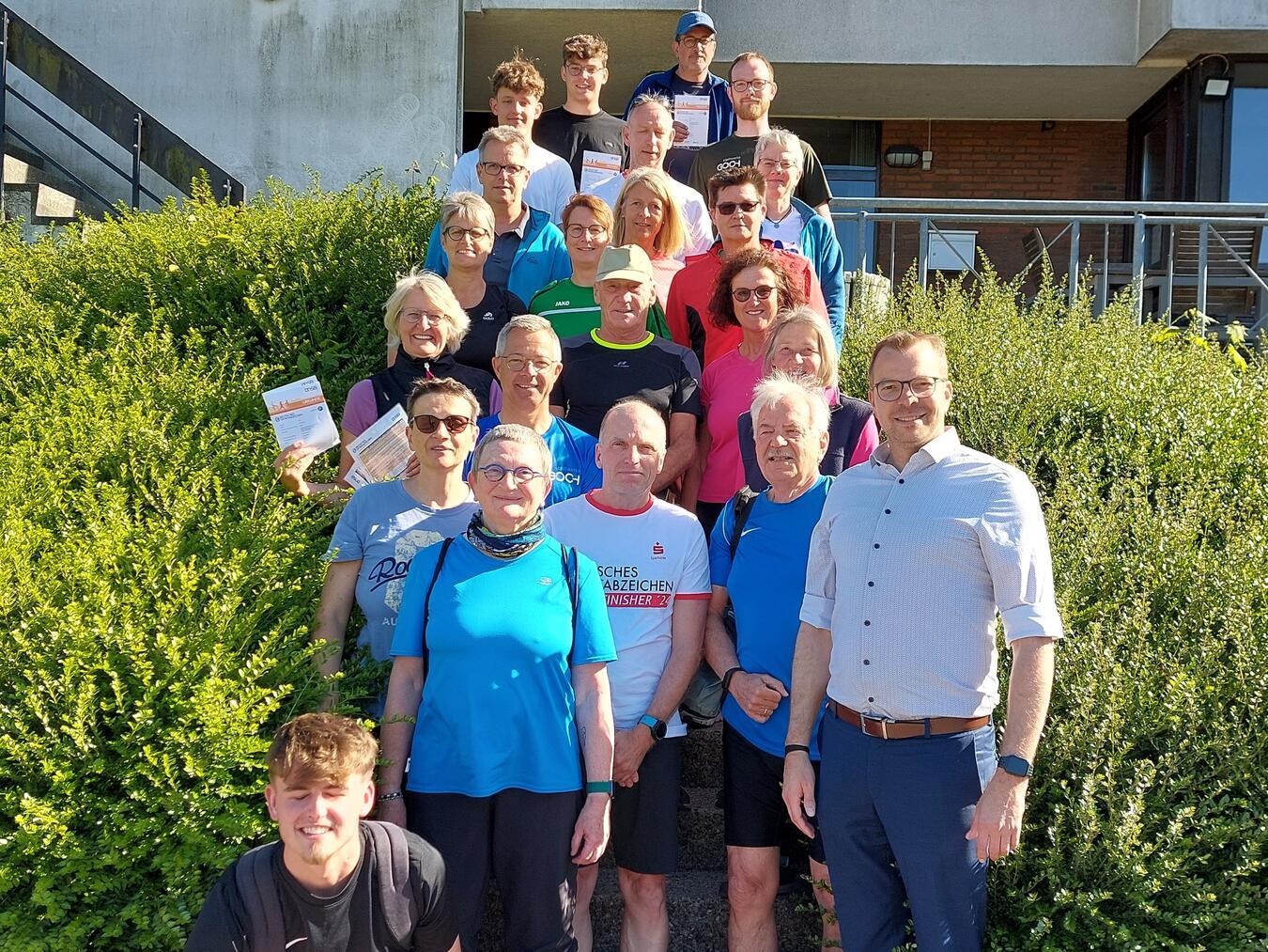 Die Urkunden für 2024 wurden von Bürgermeister Stephan Reinders und Stützpunktleiter Hermann Kemper an die Sportler verteilt. Foto: privat