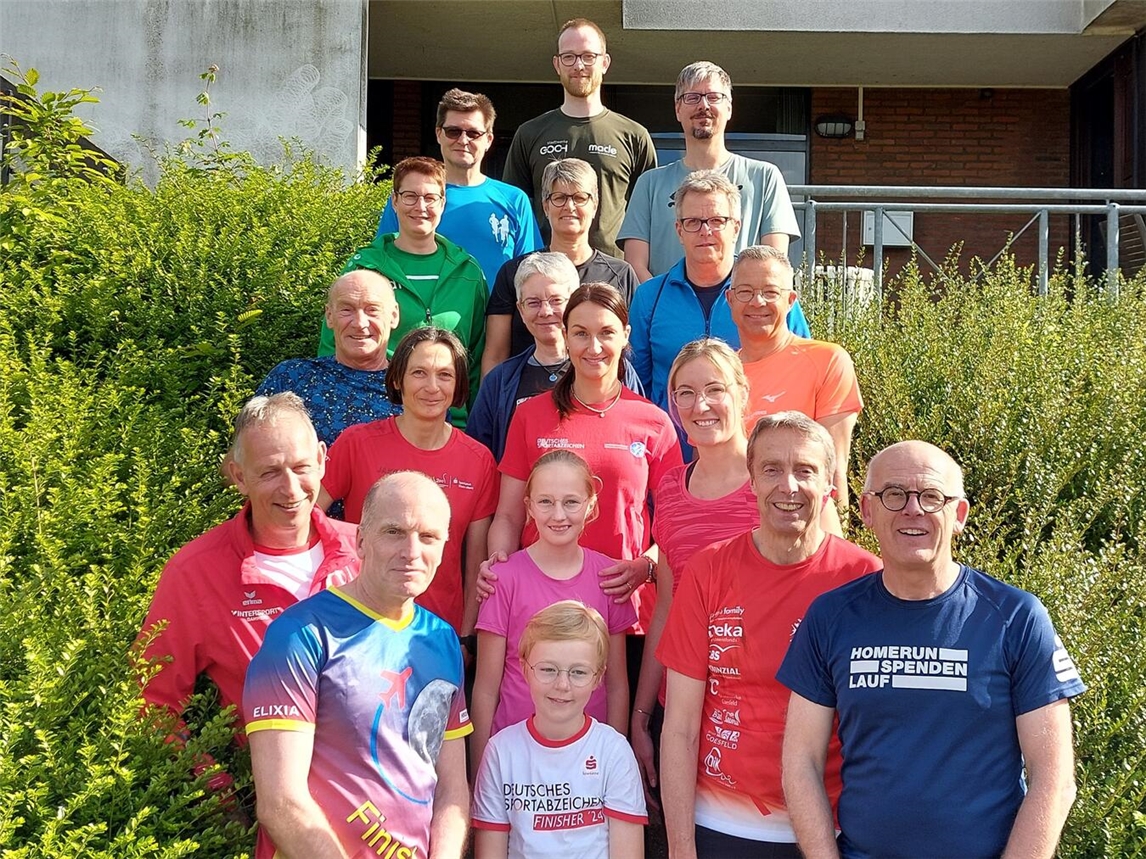"Urkundenverleihung 2025: Hermann Kemper ehrt 48 Sportler"