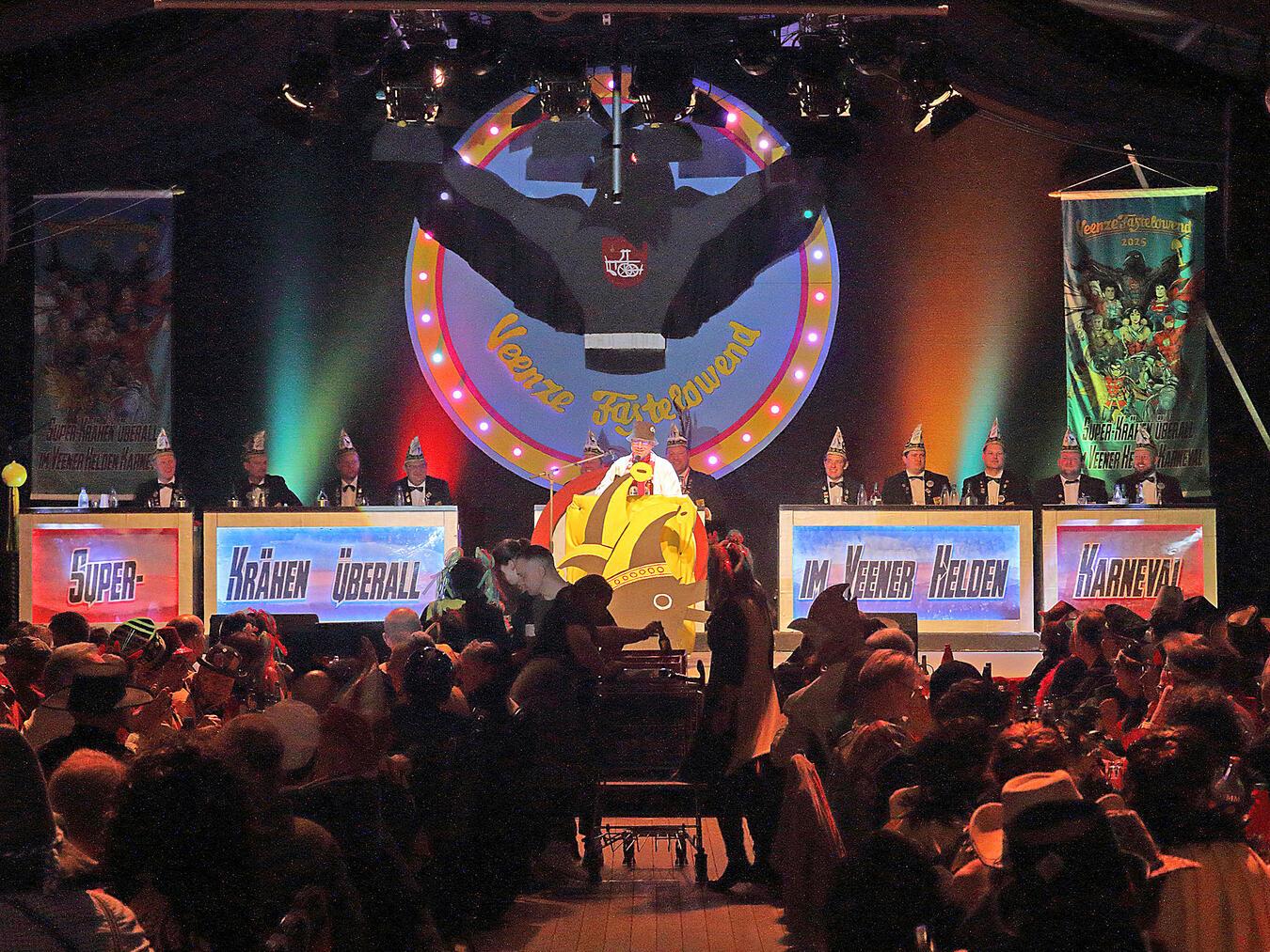 Die Veenze Kräje hatten sich (nicht nur) beim Bühnenbild wieder viel Mühe gegeben. NN-Foto: Theo Leie