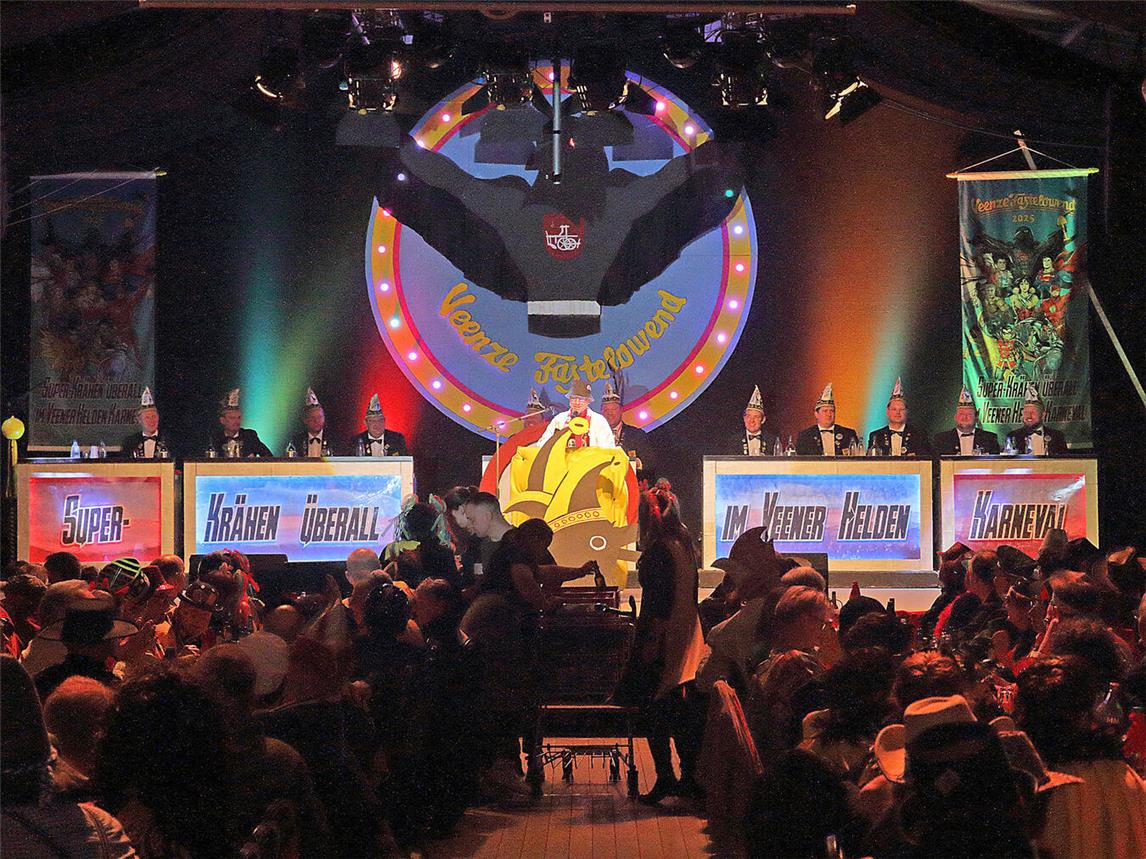 Die Veenze Kräje hatten sich (nicht nur) beim Bühnenbild wieder viel Mühe gegeben. NN-Foto: Theo Leie