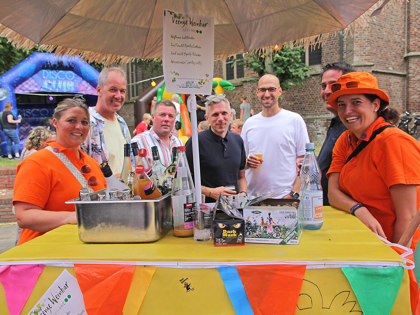 Die „Veenze Weinbar“ war nicht zu übersehen. NN-Fotos: Theo Leie.