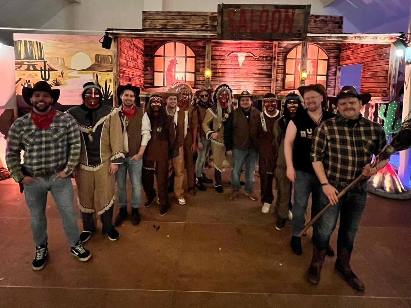 Die Veranstalter – der Elferrat Bönninghardt – im letzten Jahr als Cowboy und Indianer. Fotos (3): Besenbinder