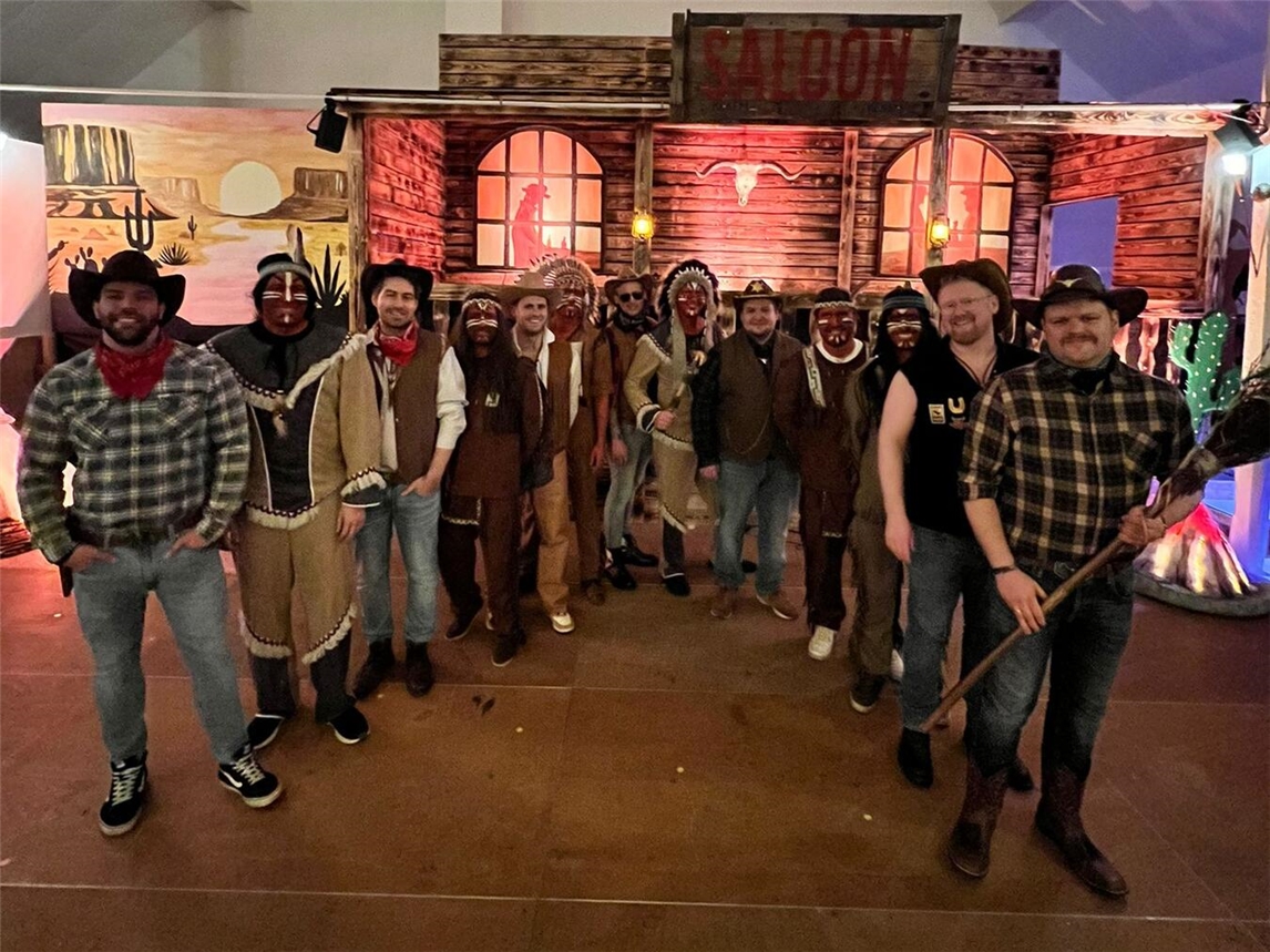 Die Veranstalter – der Elferrat Bönninghardt – im letzten Jahr als Cowboy und Indianer. Fotos (3): Besenbinder