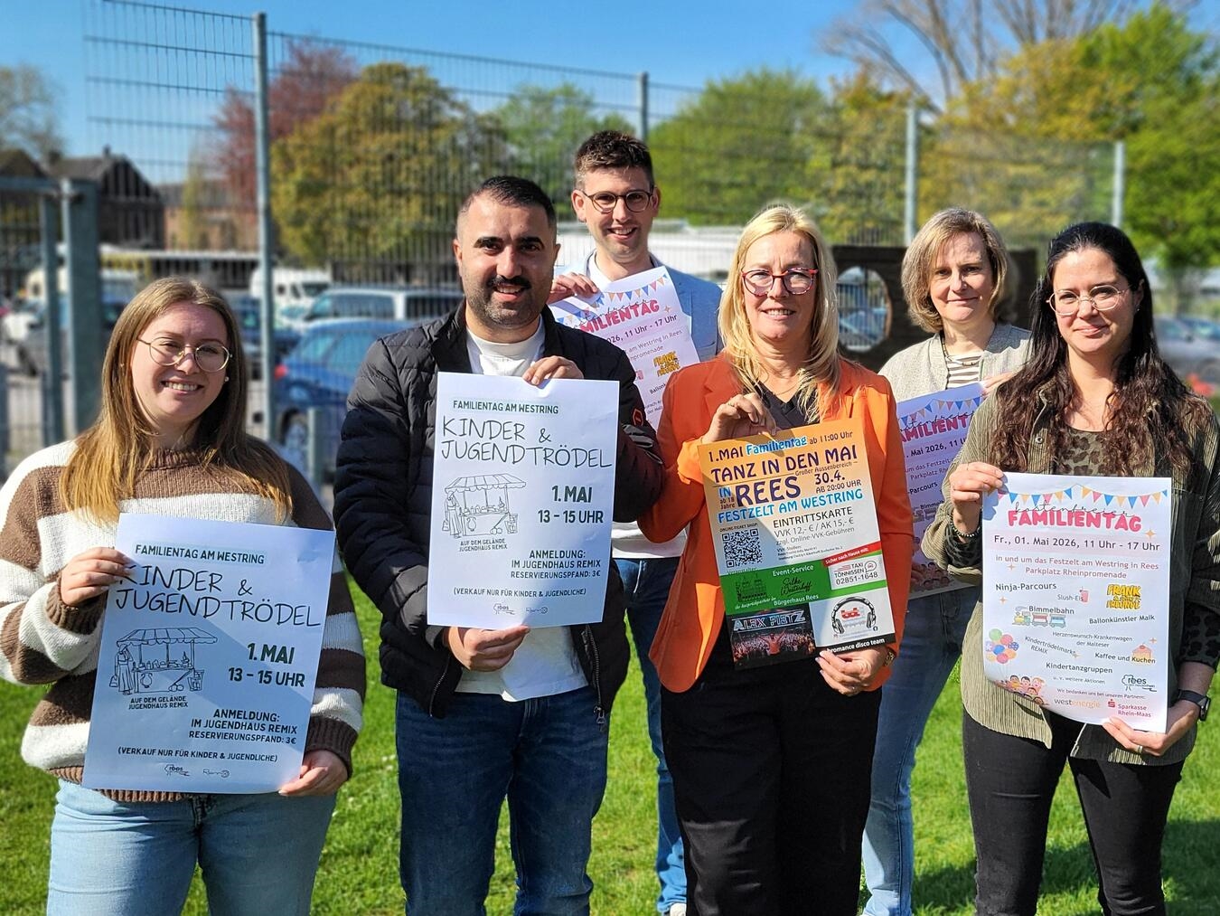 "Gruppenfoto der Organisatoren des Reeser Familientages und Tanz in den Mai, inkl. Sophia Krämer und Eren Erzi."
