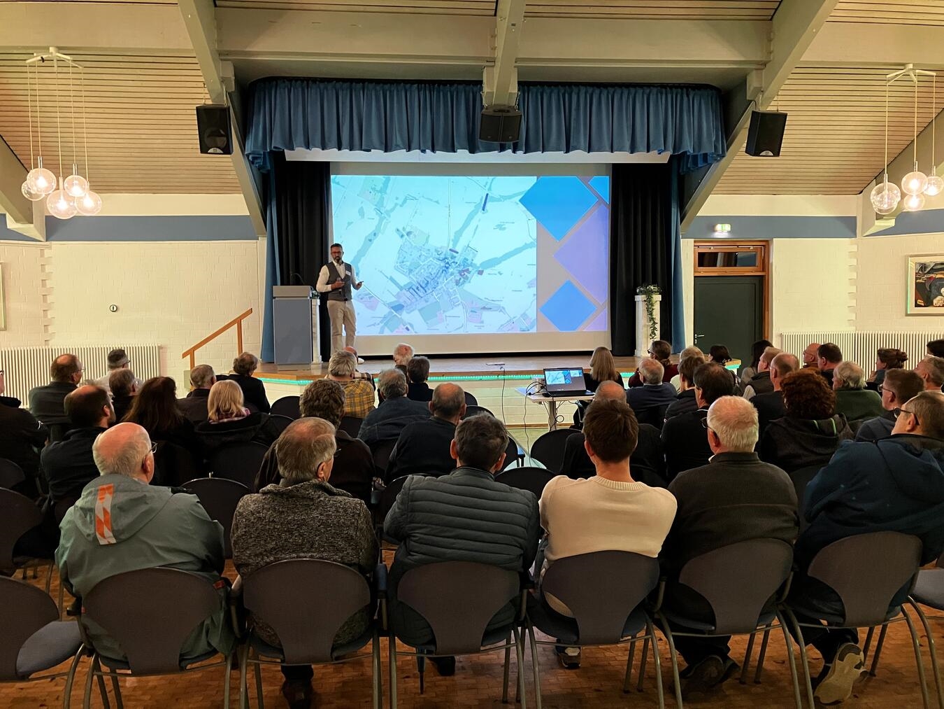 Die Veranstaltung machte deutlich, wie wichtig Information, Vorsorge und Zusammenarbeit im Umgang mit zunehmenden Starkregenereignissen sind. Die rege Beteiligung und das große Interesse unterstreichen die hohe Relevanz des Themas für die Bürgerschaft in Uedem.