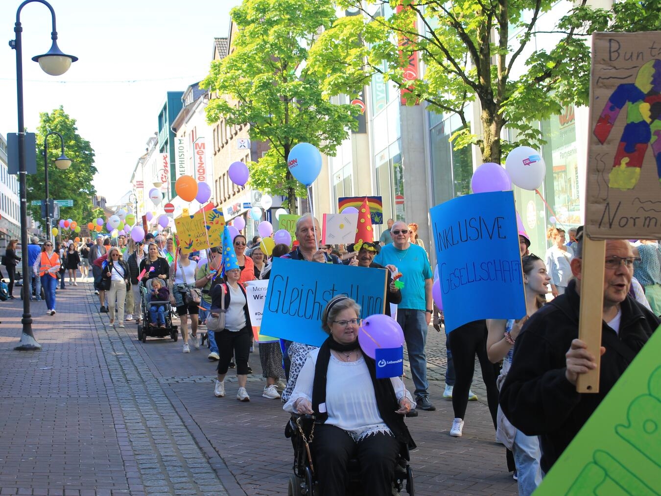 "Menschenmenge bei Inklusionsveranstaltung, Symbol für Gleichstellung, organisiert von Der Paritätische"