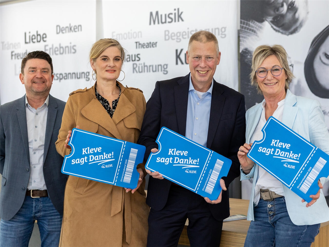 Die Verantwortlichen aus dem Rathaus um Bürgermeister Markus Dahmen freuen sich auf einen besonderen Abend mit vielen Engagierten. Foto: Stadt Kleve