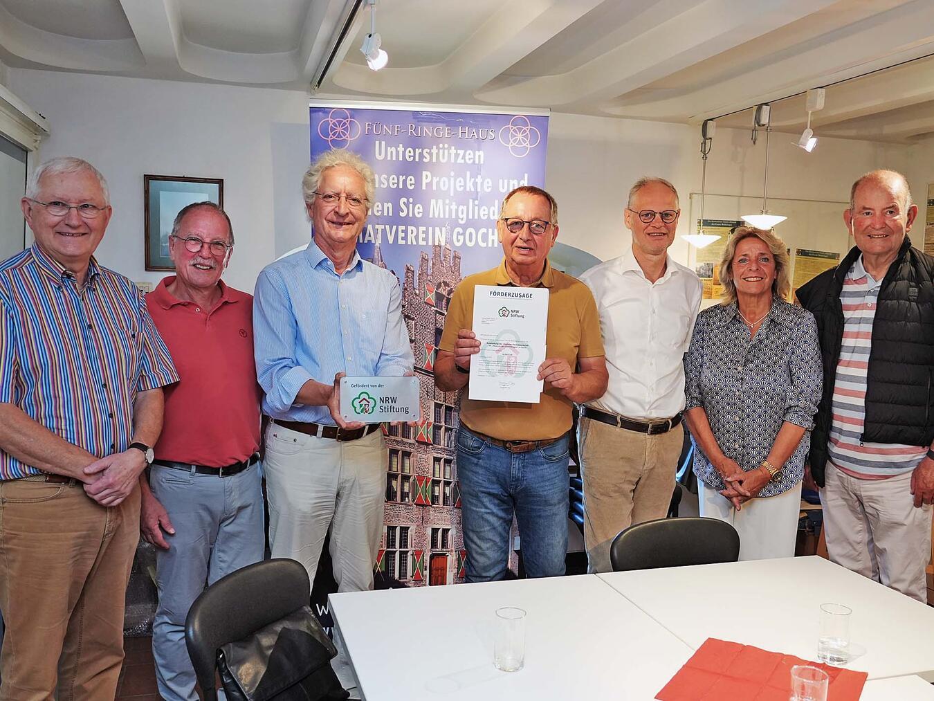 Die Verantwortlichen der Stiftung NRW, Bürgerstiftung Niederrhein und des Heimatvereins, freuen sich über die Zusammenarbeit.Fotos: Steve