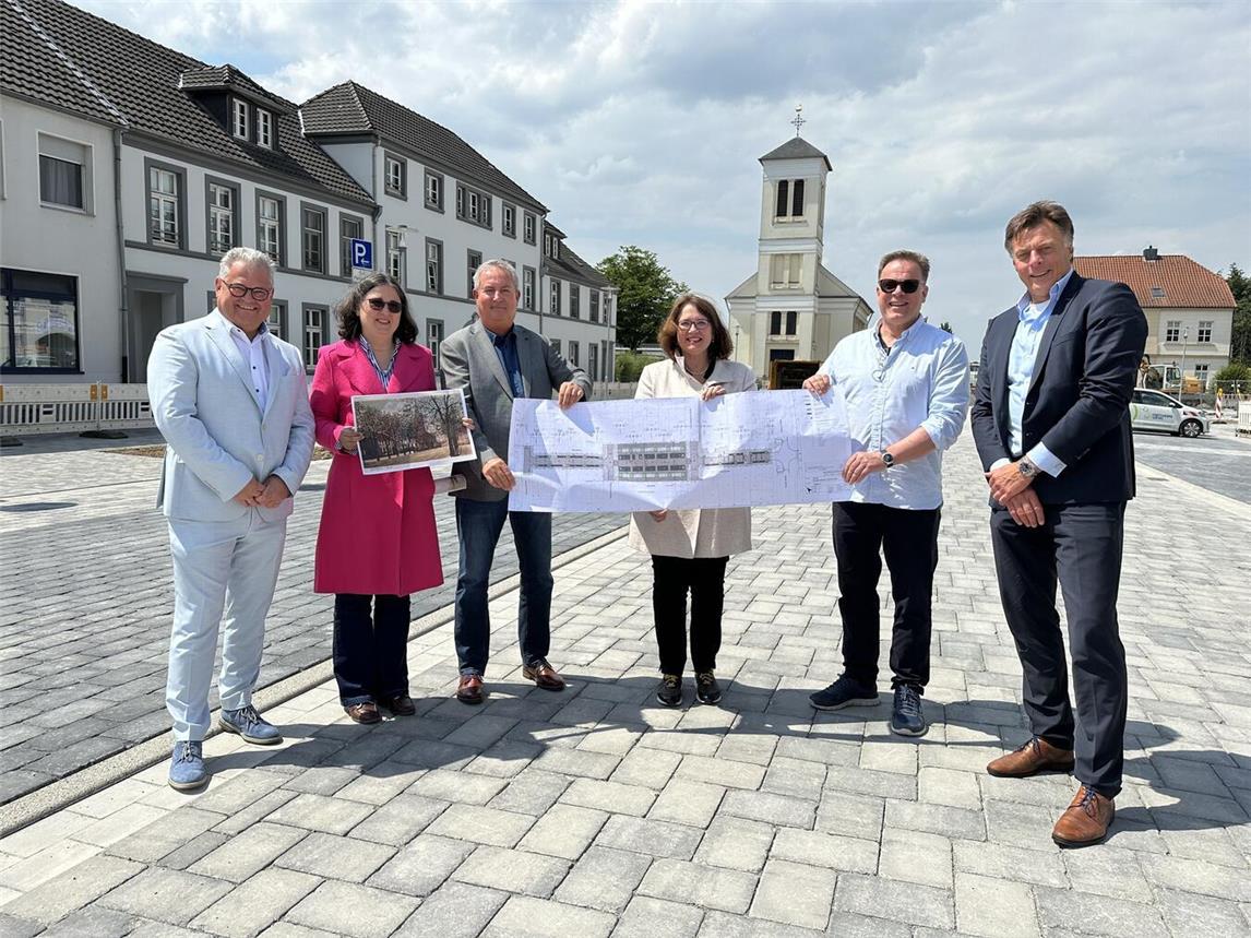Die Verantwortlichen in der Stadt Wesel freuen sich über das Ergebnis und den neuen Marktplatz in Büderich. NN-Foto: SP