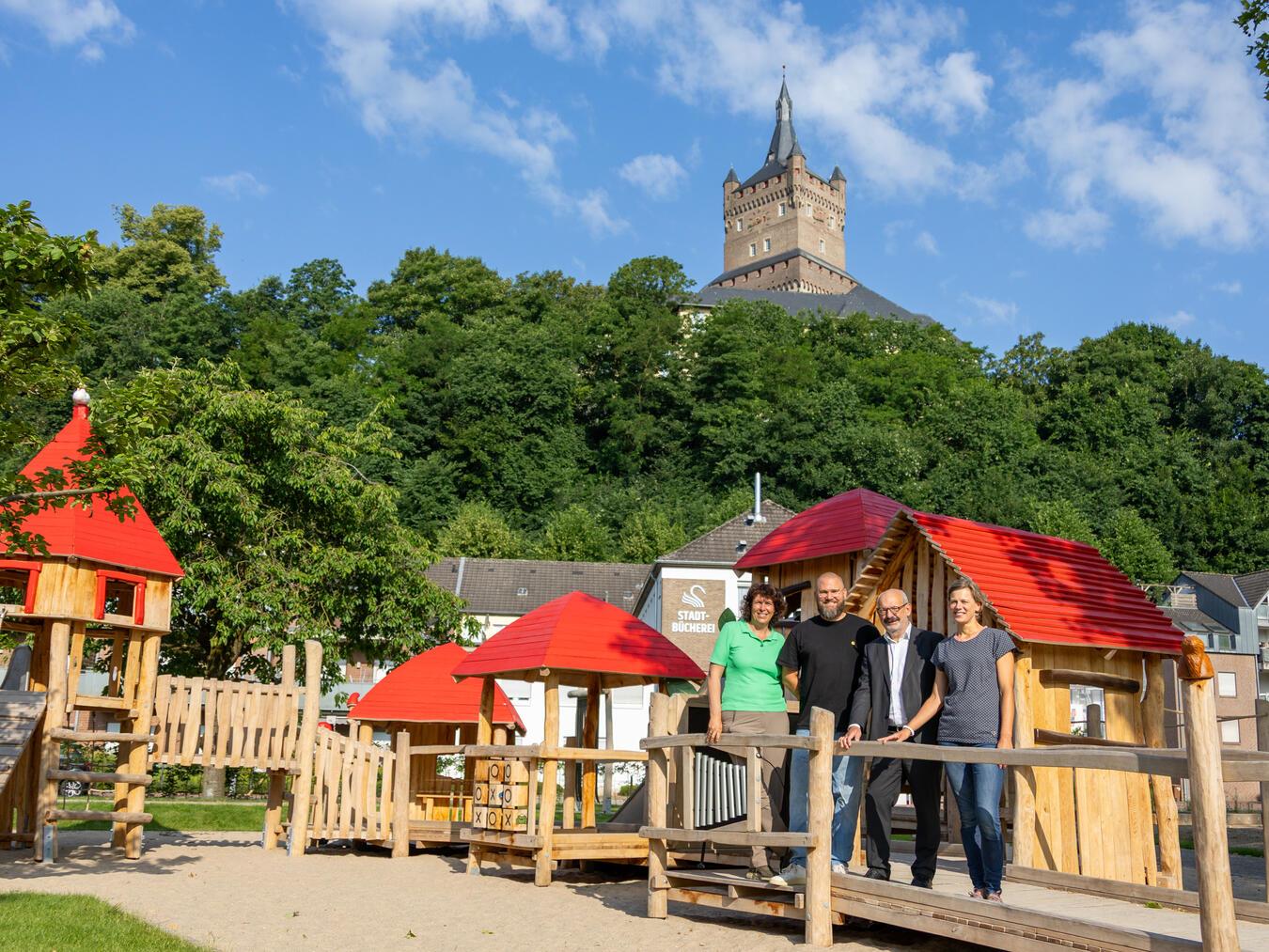 Die Verantwortlichen sind mit dem fertigen Spielplatz zufrieden (v.l.): Heike Püttgen-Evers (Landschaftsbaubetrieb Freiformat), Tobias Knoll (Freiraumplanungsbüro Geo3), Bürgermeister Wolfgang Gebing und Stadtplanerin Hannah Janßen. Foto: Stadt Kleve