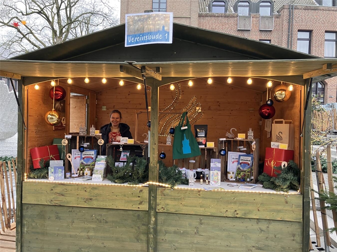 Vereinsbude auf dem festlichen Klever Weihnachtsmarkt, geschmückt und beleuchtet, 2023.