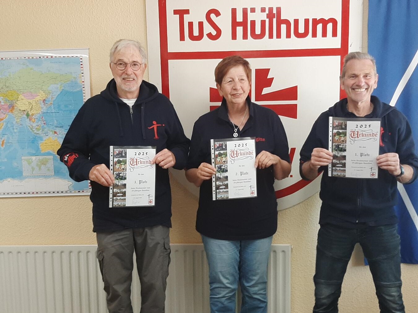 Die Vereinsmeister des TuS: (v. r.) 3. Platz Dieter Angenendt, 2. Platz Brigitte Howahl, 1. Platz Dieter Deland.Foto: privat