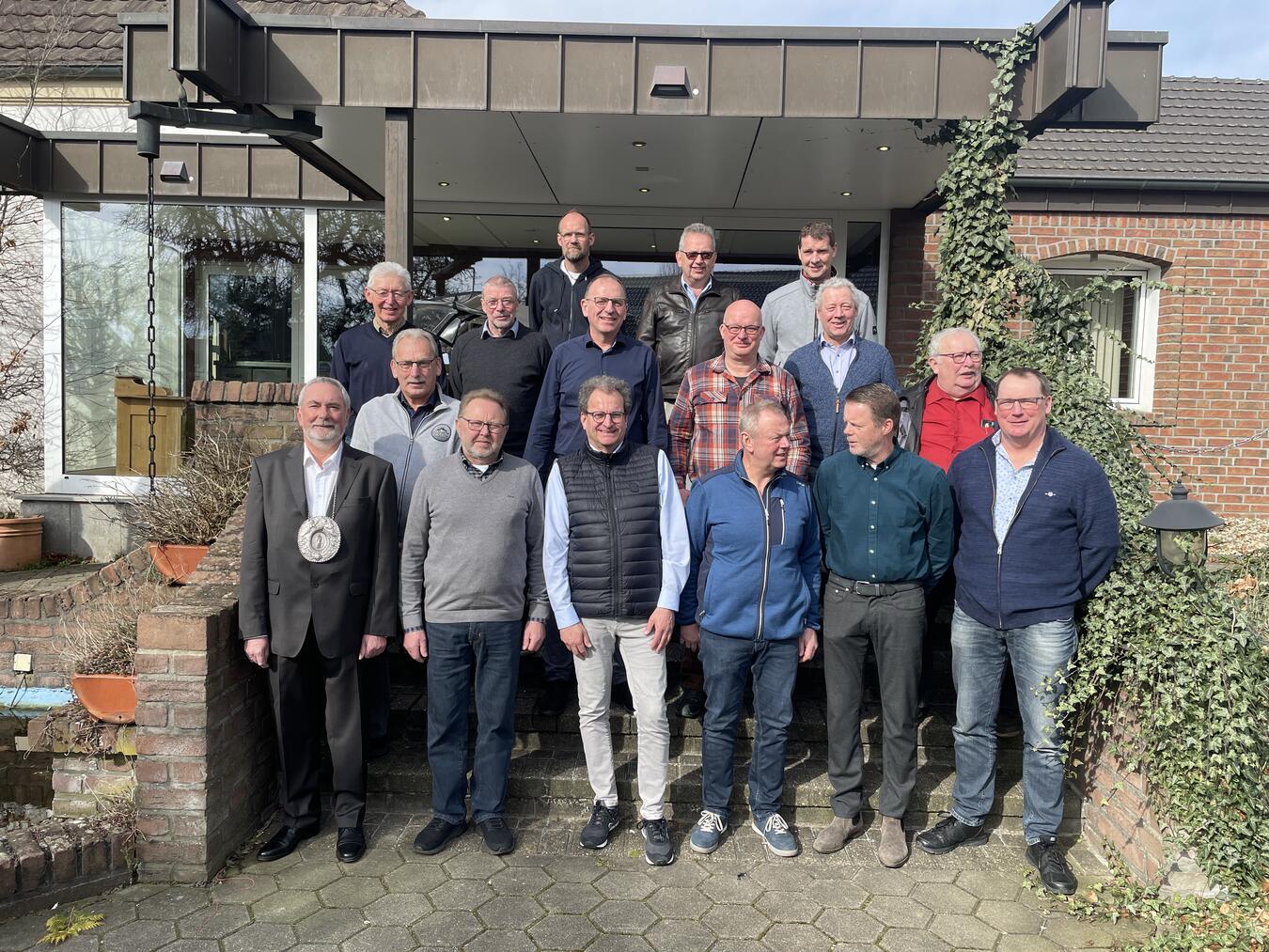 Die Versammlung der Schützen mit dem ehemaligen Brudermeister Manfred Daleske (vorne l.). Foto: privat