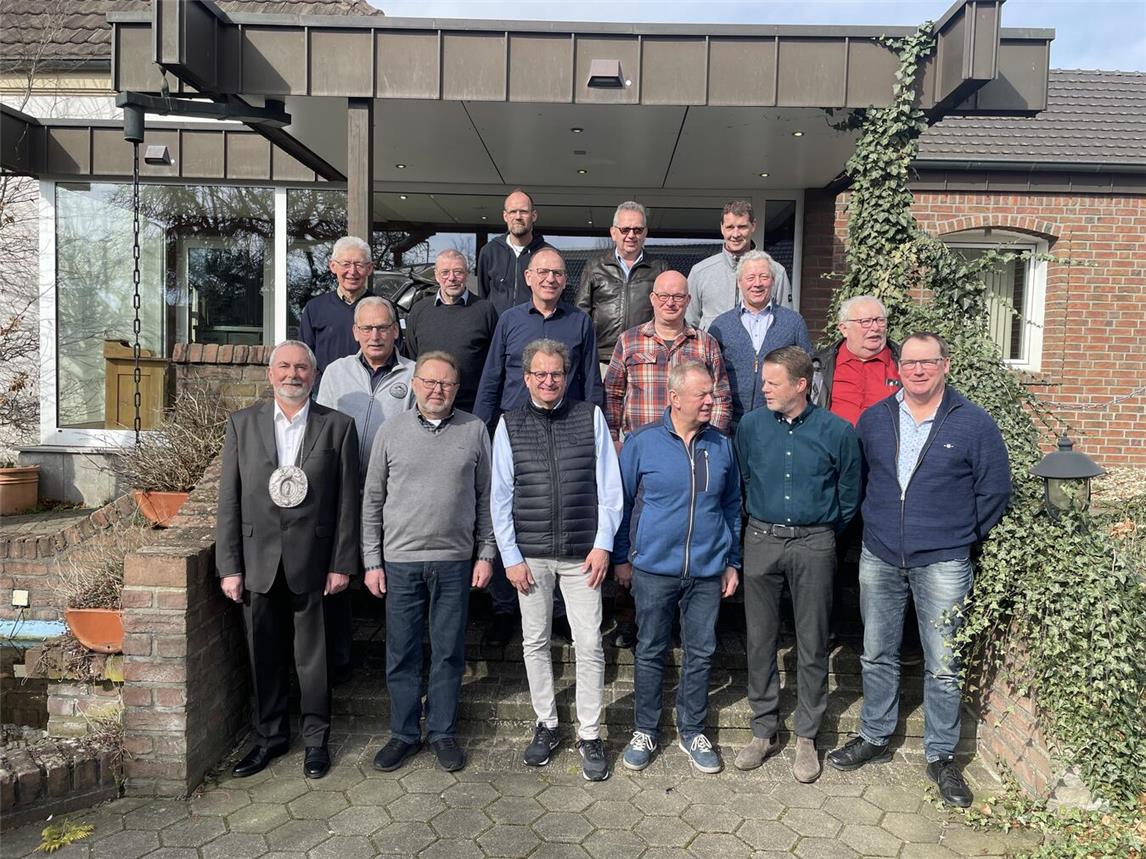 Die Versammlung der Schützen mit dem ehemaligen Brudermeister Manfred Daleske (vorne l.). Foto: privat