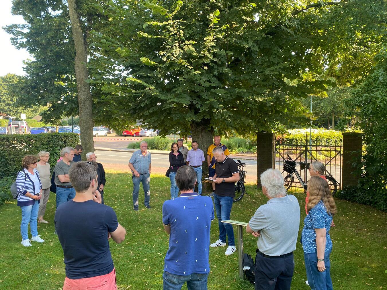 „Denkmal an Sonsbeck“ stellt sich auf für die Zukunft Die Versammlung wurde von einer Führung über den Evangelischen Friedhof durch Dietrich von Quistorp abgerundet. Foto: Denkmal an Sonsbeck