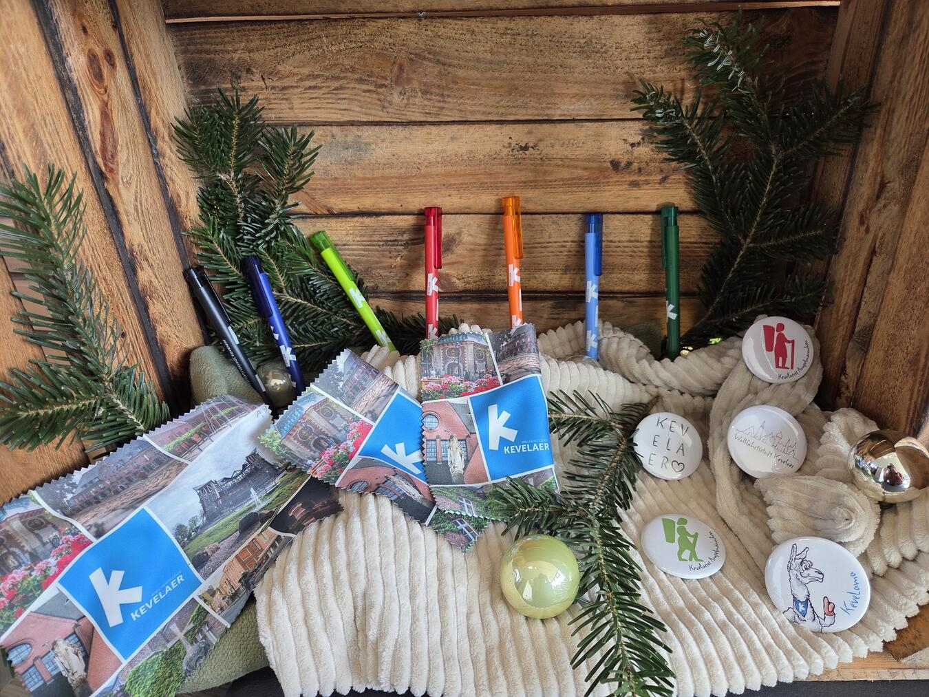 Die verschiedenen Kevelaer-Artikel eignen sich als Kleinigkeiten zum Befüllen des Adventskalenders oder dem Nikolausstiefel. Foto: Wallfahrtsstadt Kevelaer