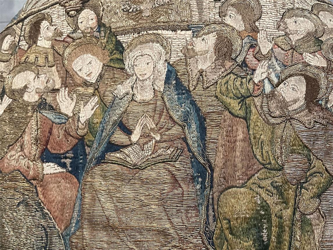 Die Verschiedenheit der Gesichter, die wunderbaren Gewänder, die bewegten Szenen kommen in den über Monate oder sogar Jahre bestickten Kaseln so ausdrucksvoll zur Geltung, als hielten sie den Moment im Foto fest. Foto: Alois van Doornick