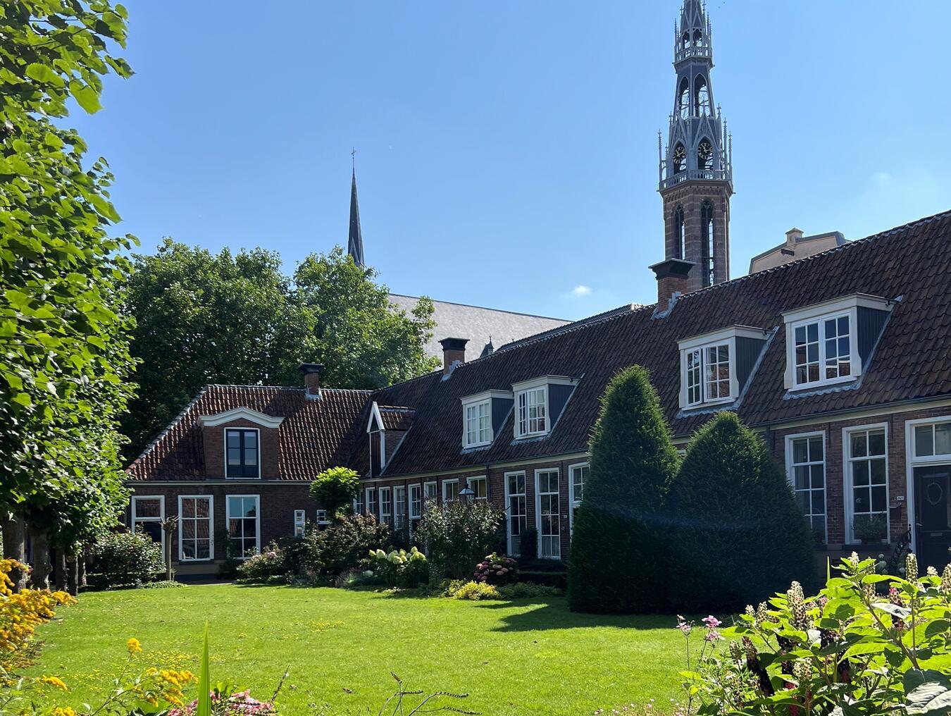 Die versteckt liegenden „Hofjes“ sind Orte der Stille mitten in der quirligen Innenstadt Groningens.