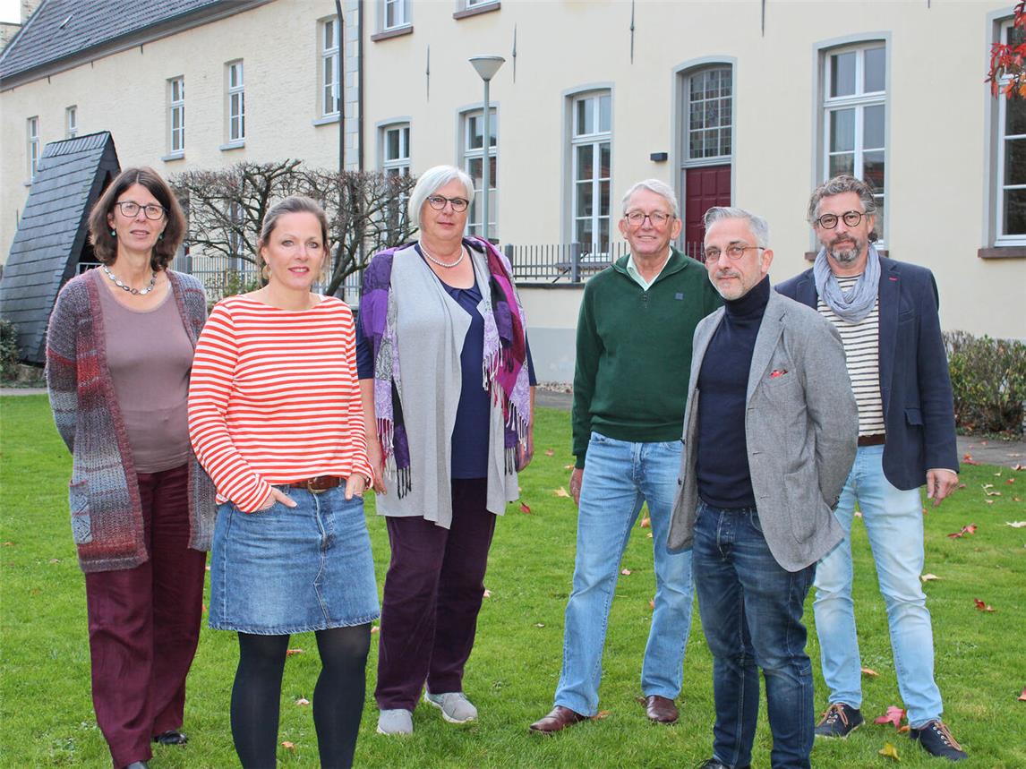 Die Vertrauenspersonen stehen für Gespräche bereit: (v.l.) Ute Krappohl-Leppers, Britta van Huet, Marlies Derrix, Alfred Schmitz, Pascal Verhoeven und Benedikt Waerder. NN-Foto: Thomas Langer