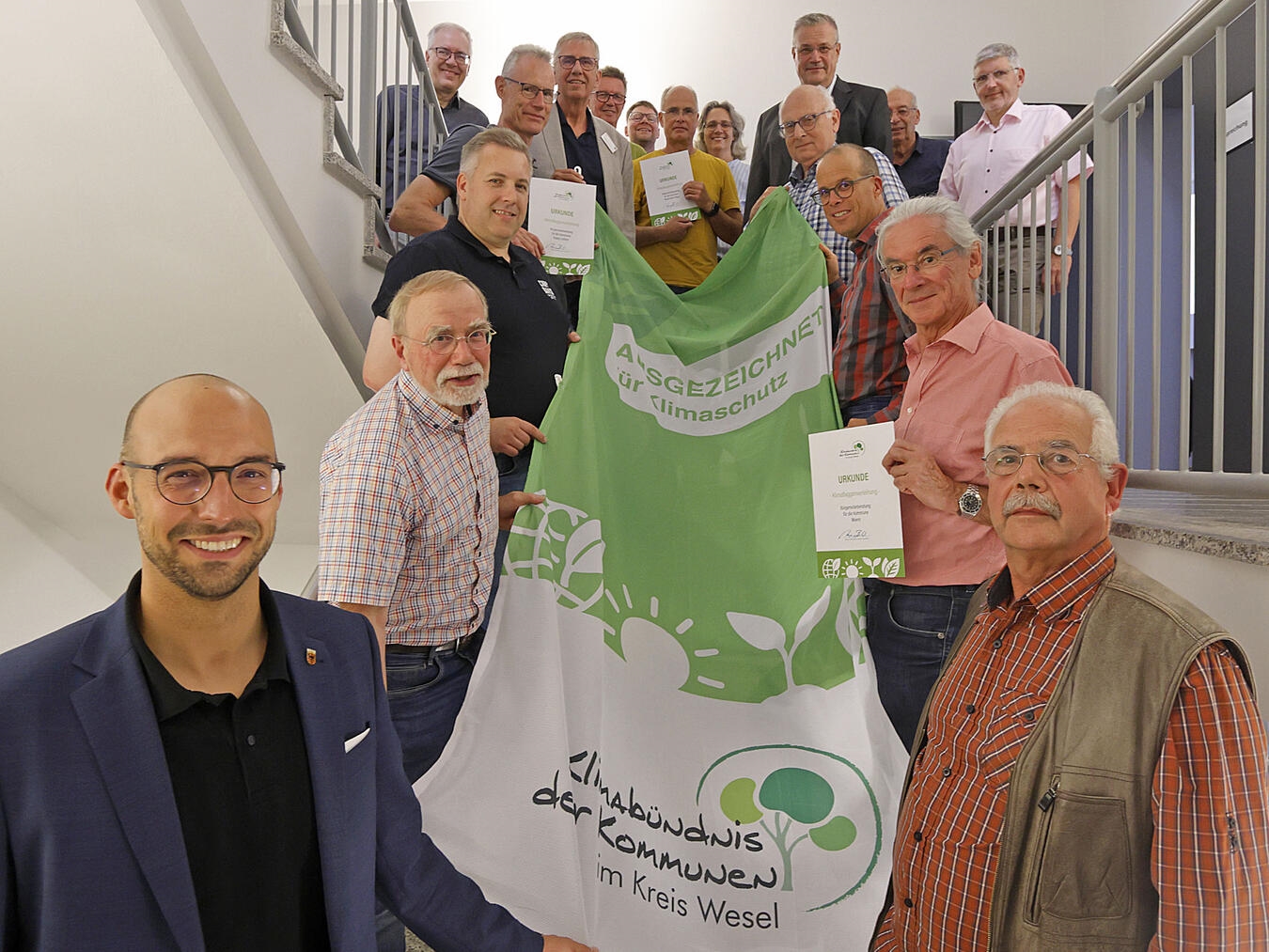 Die Vertreter der Bürgersolarberatungsgruppen bekamen im Alpener Rathaus die Klimaflagge überreicht. NN-Foto: Theo Leie