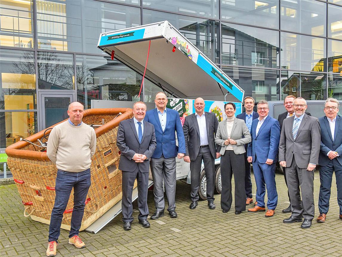 Die Vertreter der Kreis-WfG, Sparkassen und Volksbanken zeigten sich nach der gemeinsamen Entscheidung für das Heißluftballon-Projekt voller Optimismus. Foto: privat