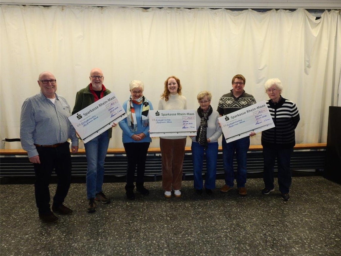 Die Vertreter der musiktreibenden Vereine und des Seniorenbeirates Weeze (v.l.): Hans Heinen, Clemens Koppers (Musikverein Wemb 1925), Hanny Broekmanns, Ellen Hönnekes (Musikverein 1871 Weeze), Ingrid Maas, Sven Janßen (Tambourcorps Weeze 1911) und Margret Bresin. Foto: Seniorenbeirat Weeze