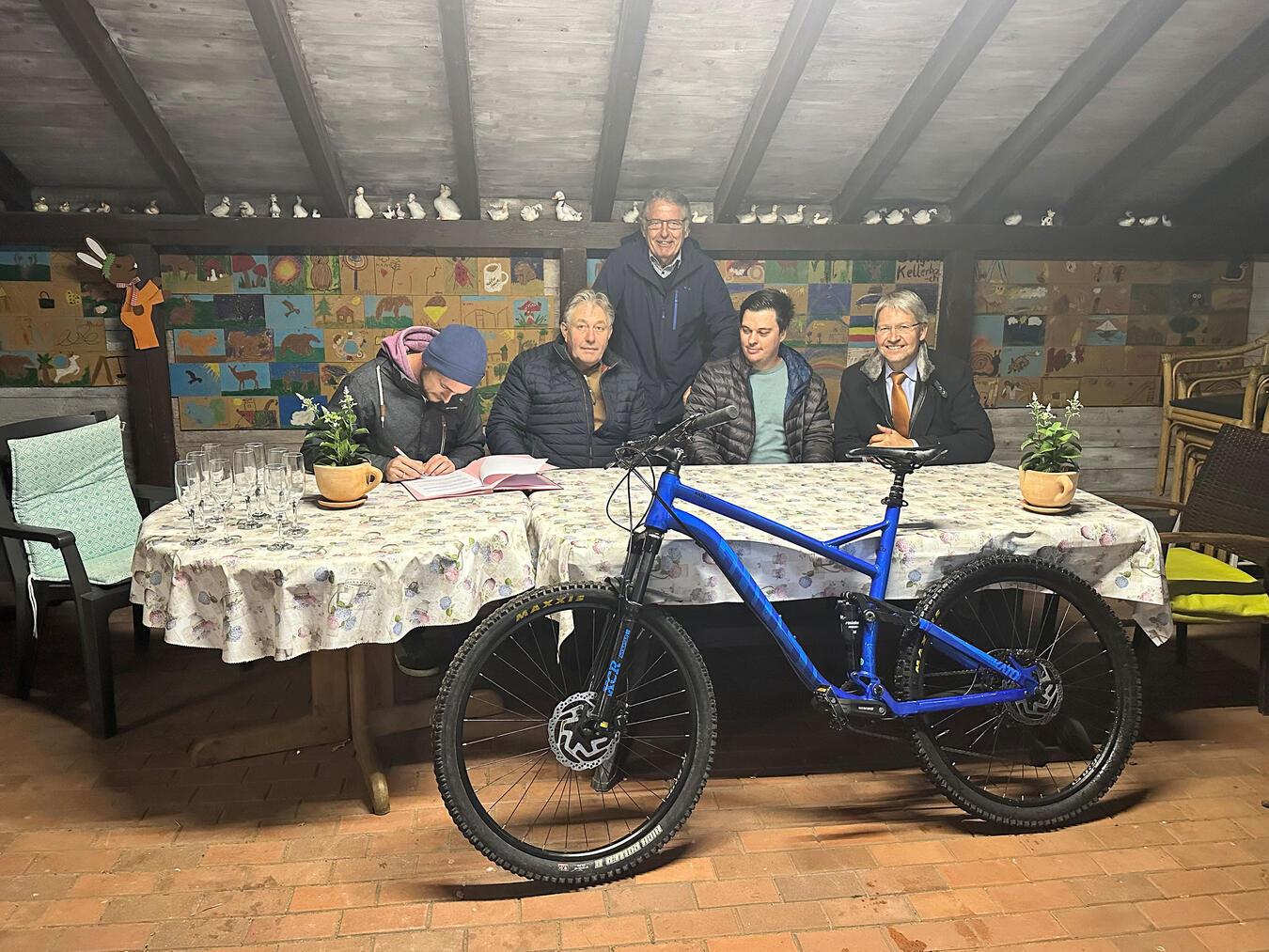 Die Vertreter des BSV Bönninghardt und der Firma Hülskens bei der Vertragsunterschrift.