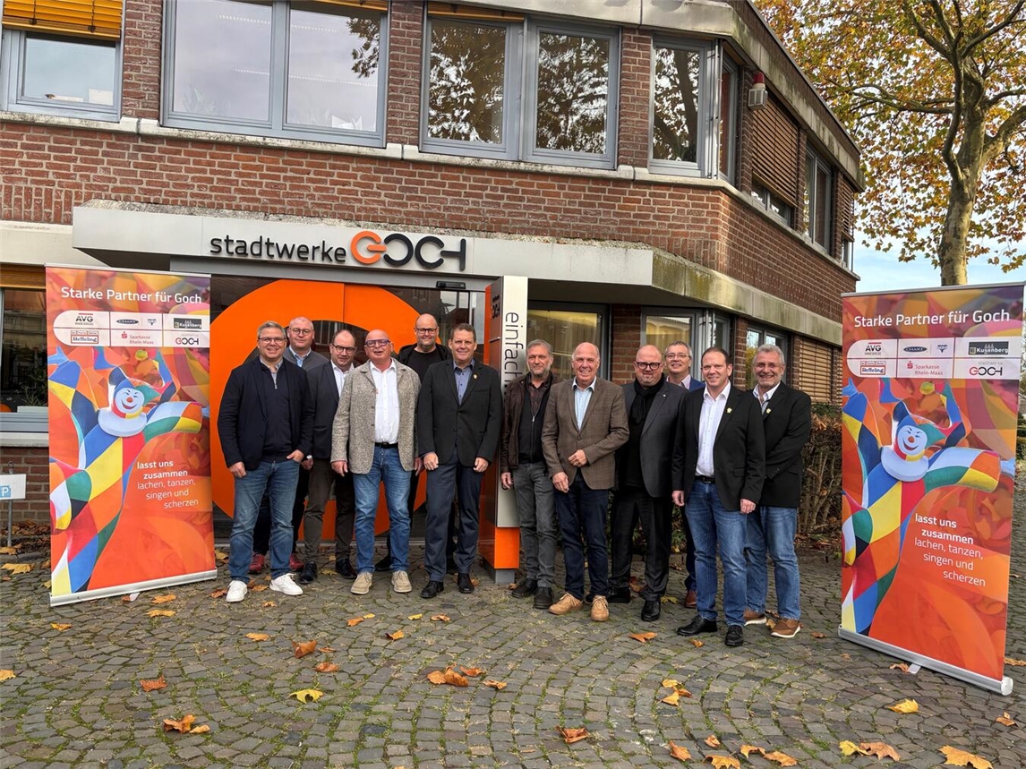 Die Vertreter des RZK, der Veranstaltungsgesellschaft conx und der Premiumpartner des Gocher Karnevals (Stadtwerke Goch, Edeka Kusenberg, Sparkasse Rhein-Maas, und Gofa) freuen sich auf die Session. Neu hinzugekommen in die Reihen der Premiumpartner sind aktuell AVG und Reffeling. NN-Foto: CDS