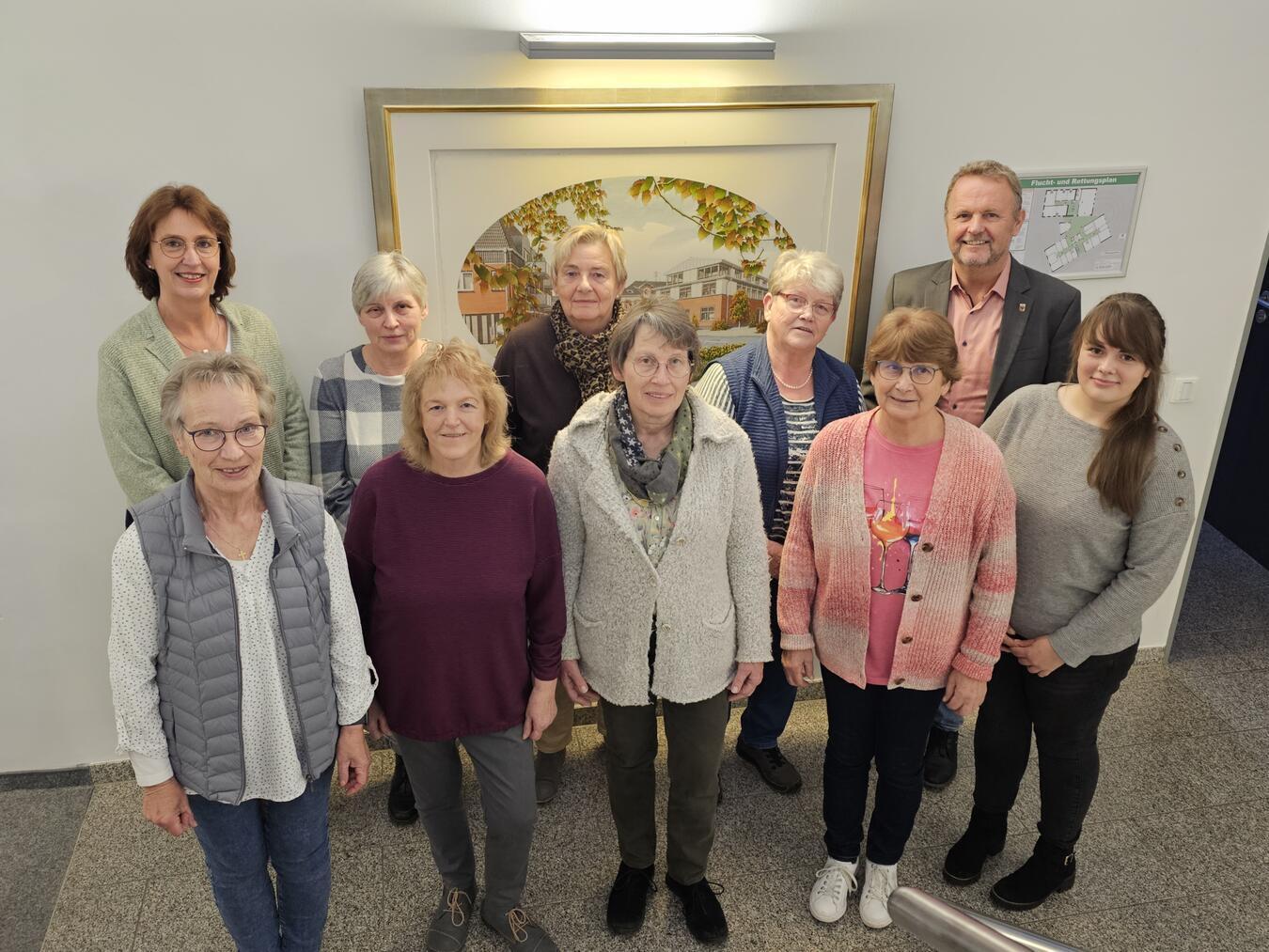 Die Vertreterinnen der Einrichtungen freuten sich über die Zuwendungen der Annemarie-Mäckler-Stiftung, vertreten durch Thomas Ahls und Maike Becker (oben und unten r.). NN-Foto: Thomas Langer