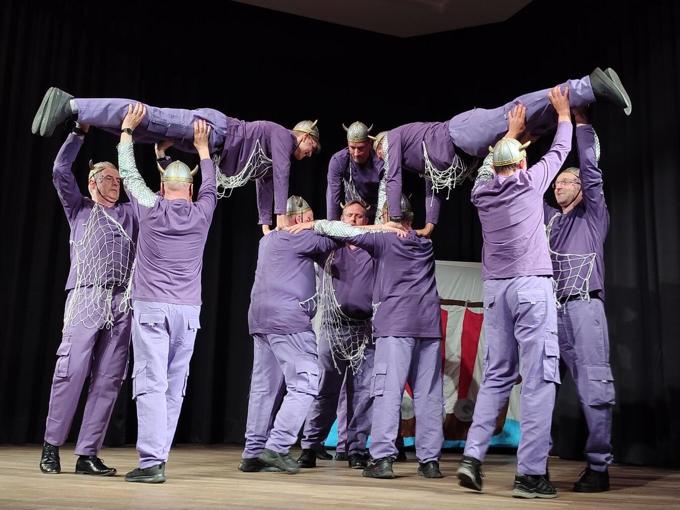 "VfR-Traumtänzer auf Bühne im Reeser Bürgerhaus, Tanzaufführung, Eventfoto"