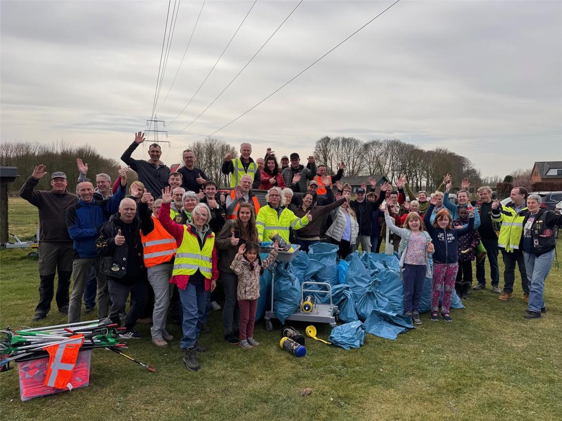 Die vielen Helfer, die in Hüthum und Borghees aufgeräumt haben. Foto: privat