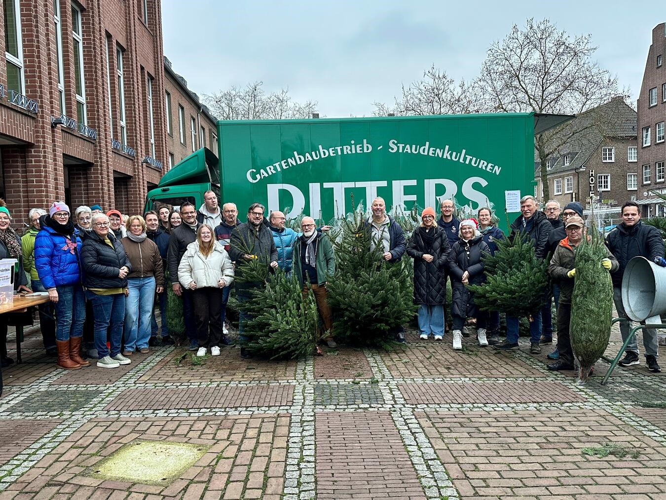 Die vielen Helfer und Unterstützer des Reeser Weihnachtswundermarktes. Foto: privat