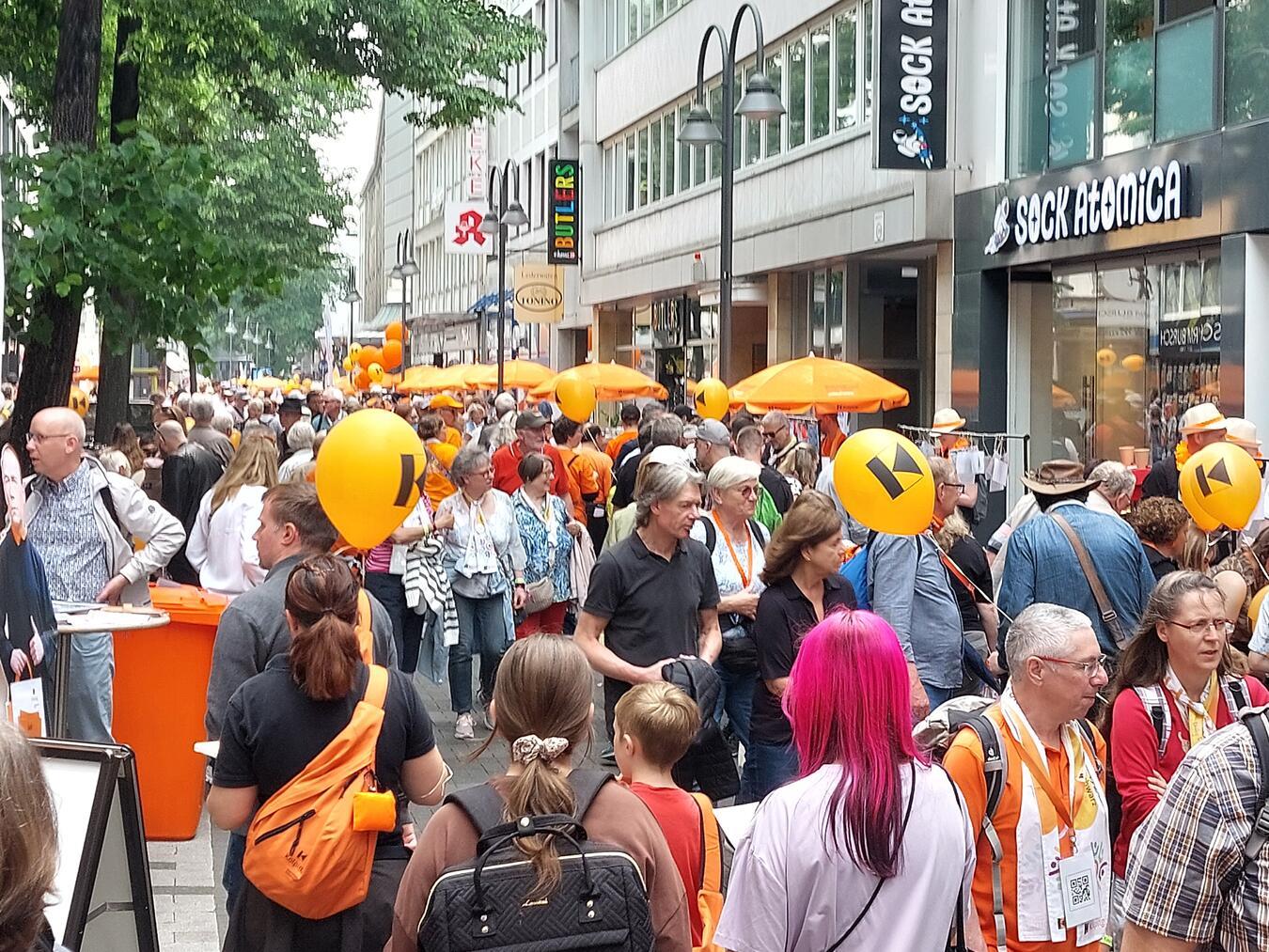Die Vielfalt machte Kolping beim „Orange Table“ erlebbar. Der Verband präsentierte sich auf einer Länge von rund 800 Metern in der Kölner Breite Straße. Foto: pebo-qualburg