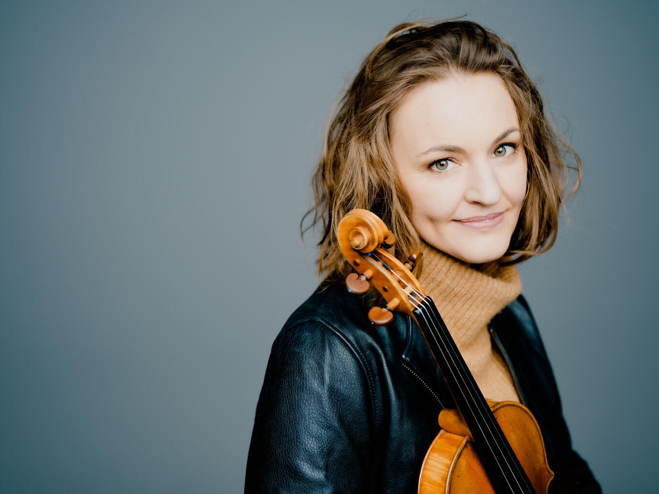 Die vielseitige Geigerin Franziska Hölscher gastiert regelmäßig auf den großen Bühnen der Welt. Foto: Marco Borggreve