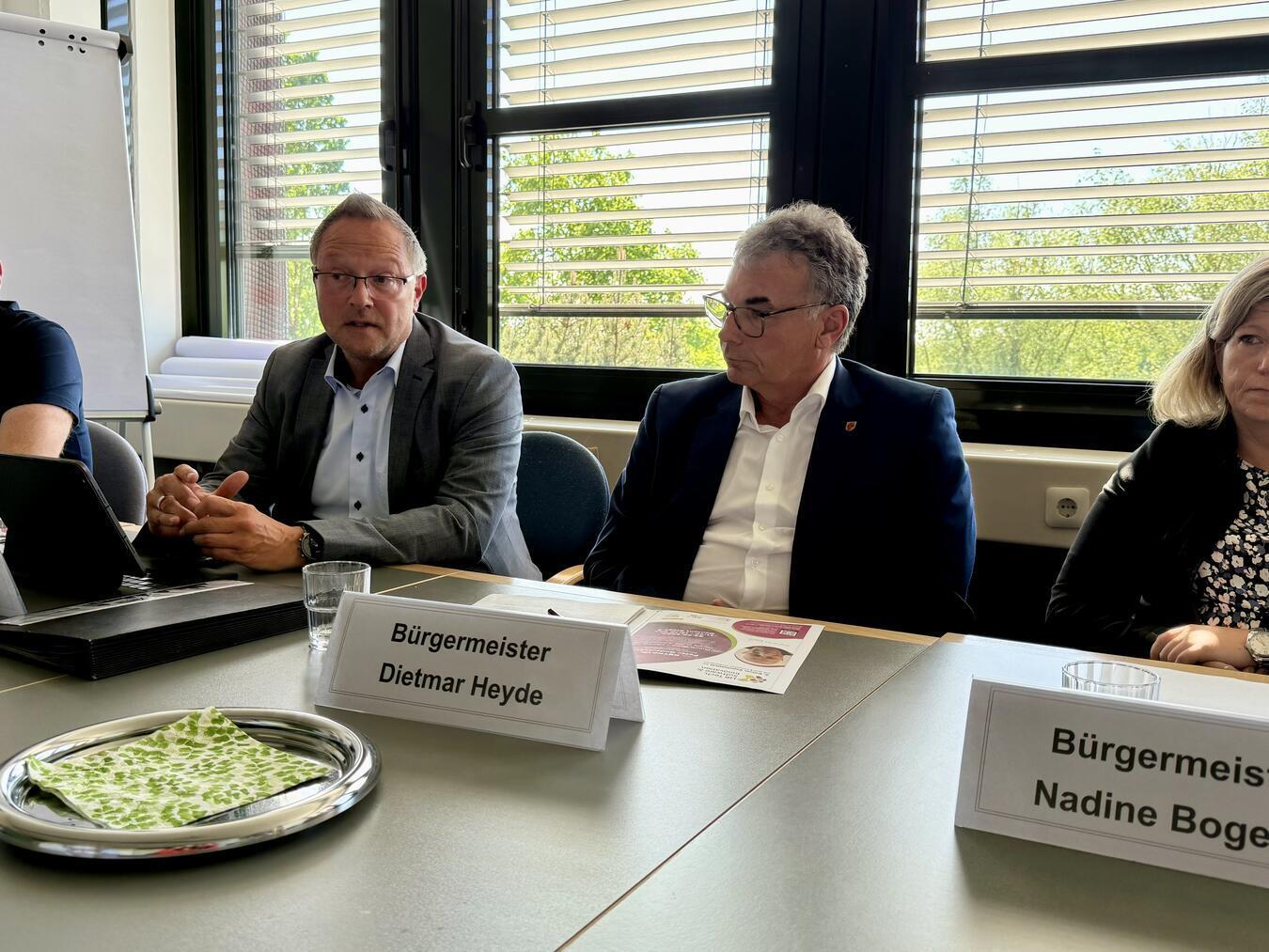 Die vier Kommunen (hier im Bild stellvertretend Niklas Franke (Technischer Dezernent Stadt Xanten), Xantens Bürgermeister Thomas Görtz, Rheinbergs Bürgermeister Dietmar Heyde und Sonsbecks Bürgermeisterin Nadine Bogedain , v.l.) klagen gemeinsam gegen den Planfeststellungsbeschluss. NN-Foto: SP